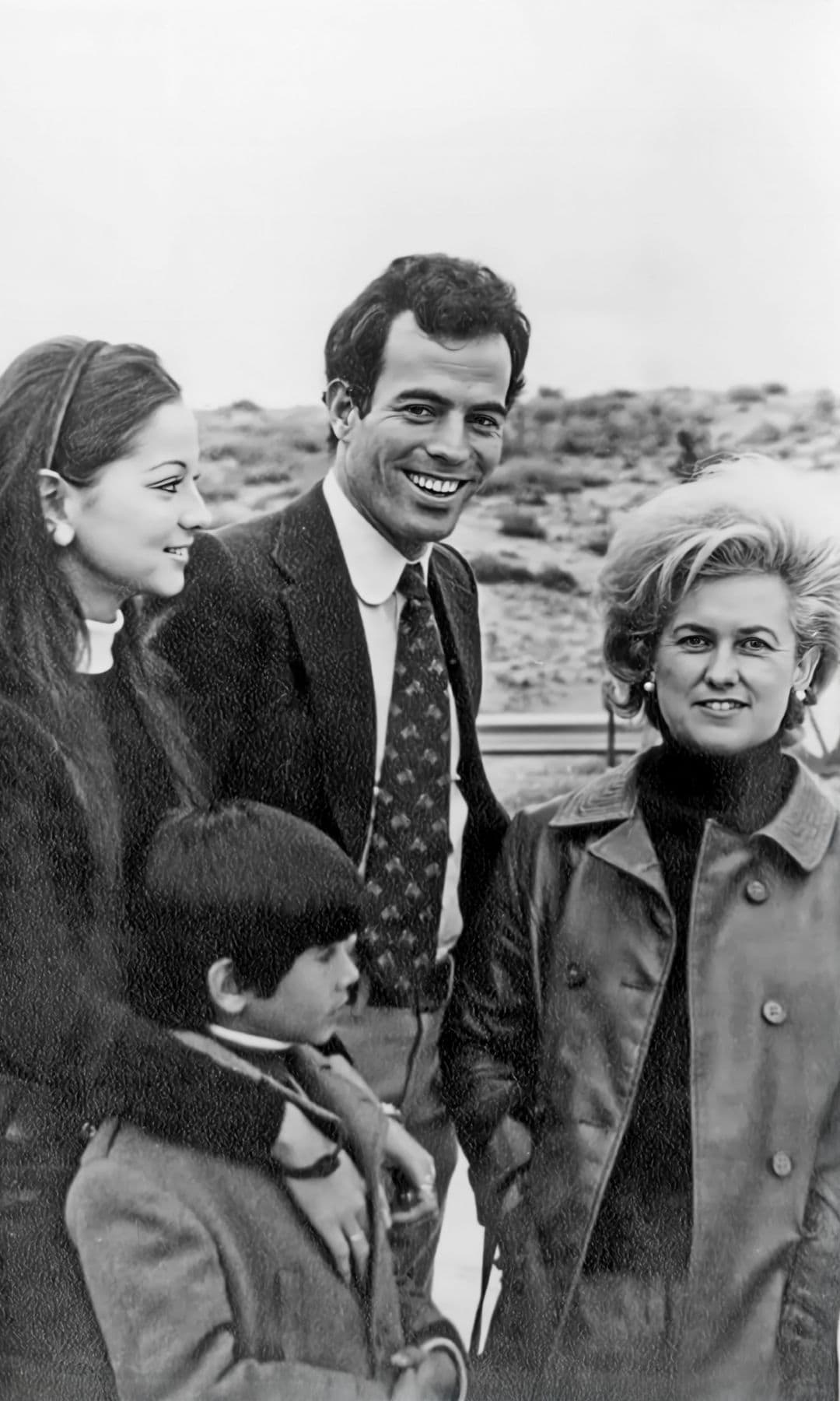 Siendo novia de Julio Iglesias, junto a su primo Juan Antonio y Pepita, su "seño"
