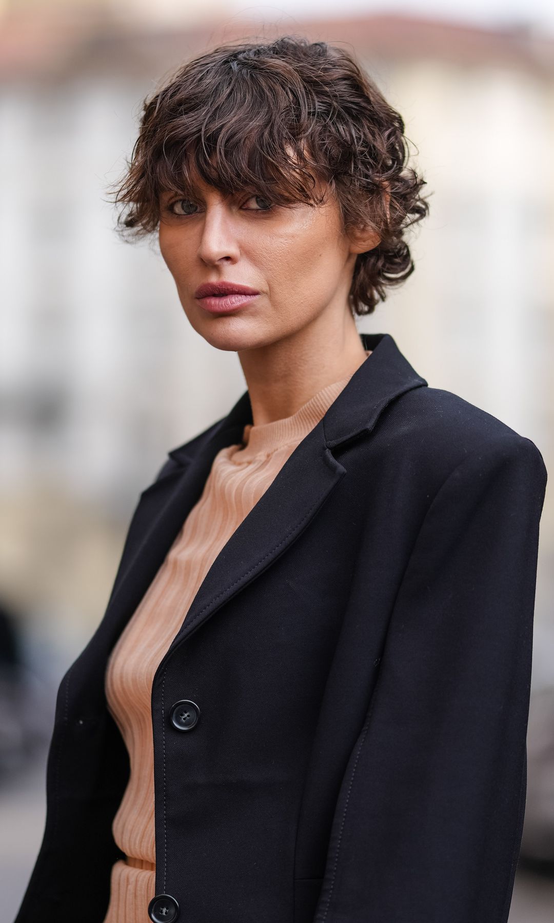 Mujer con pelo corto