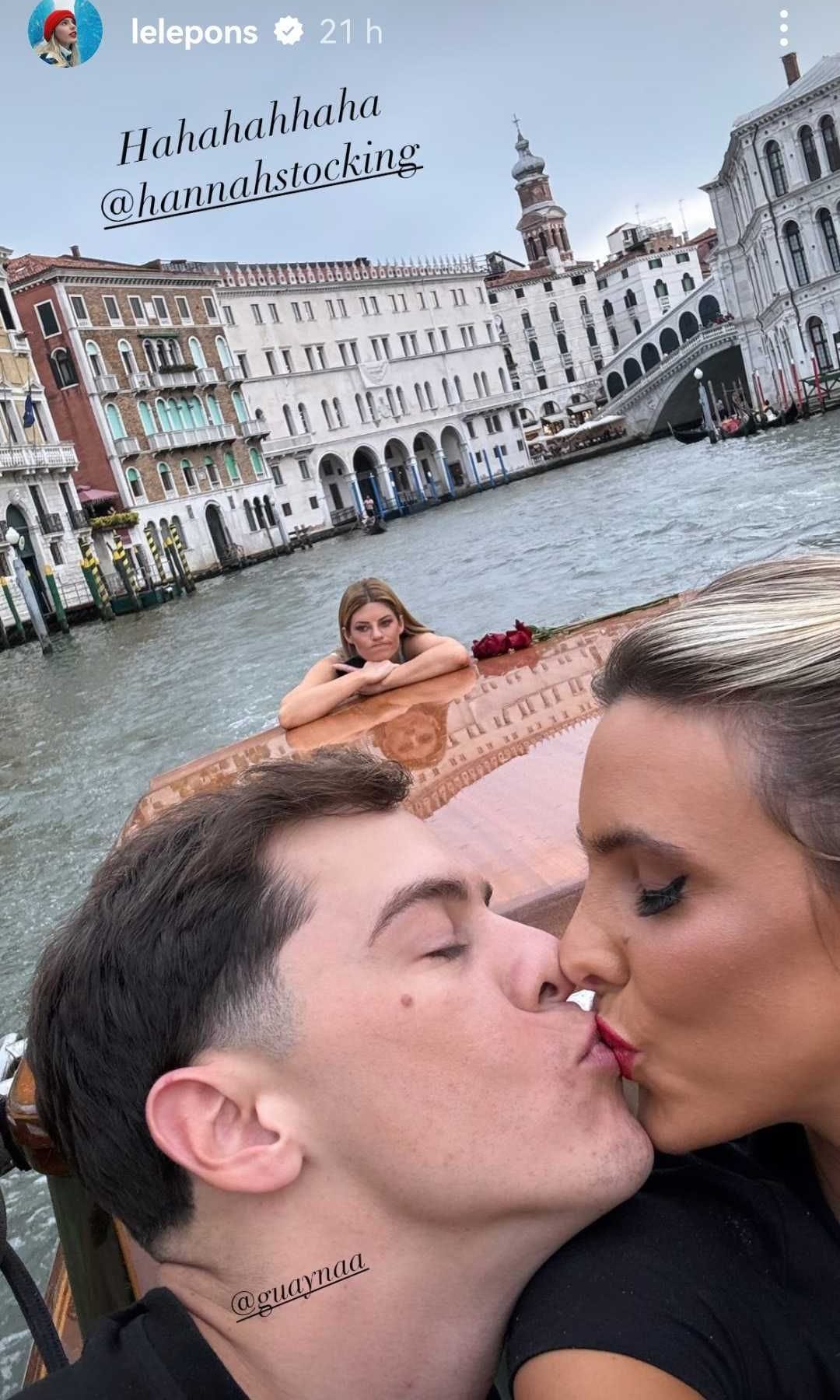Lele Pons y Guaynaa con Hannah Stocking como cómplice de la foto