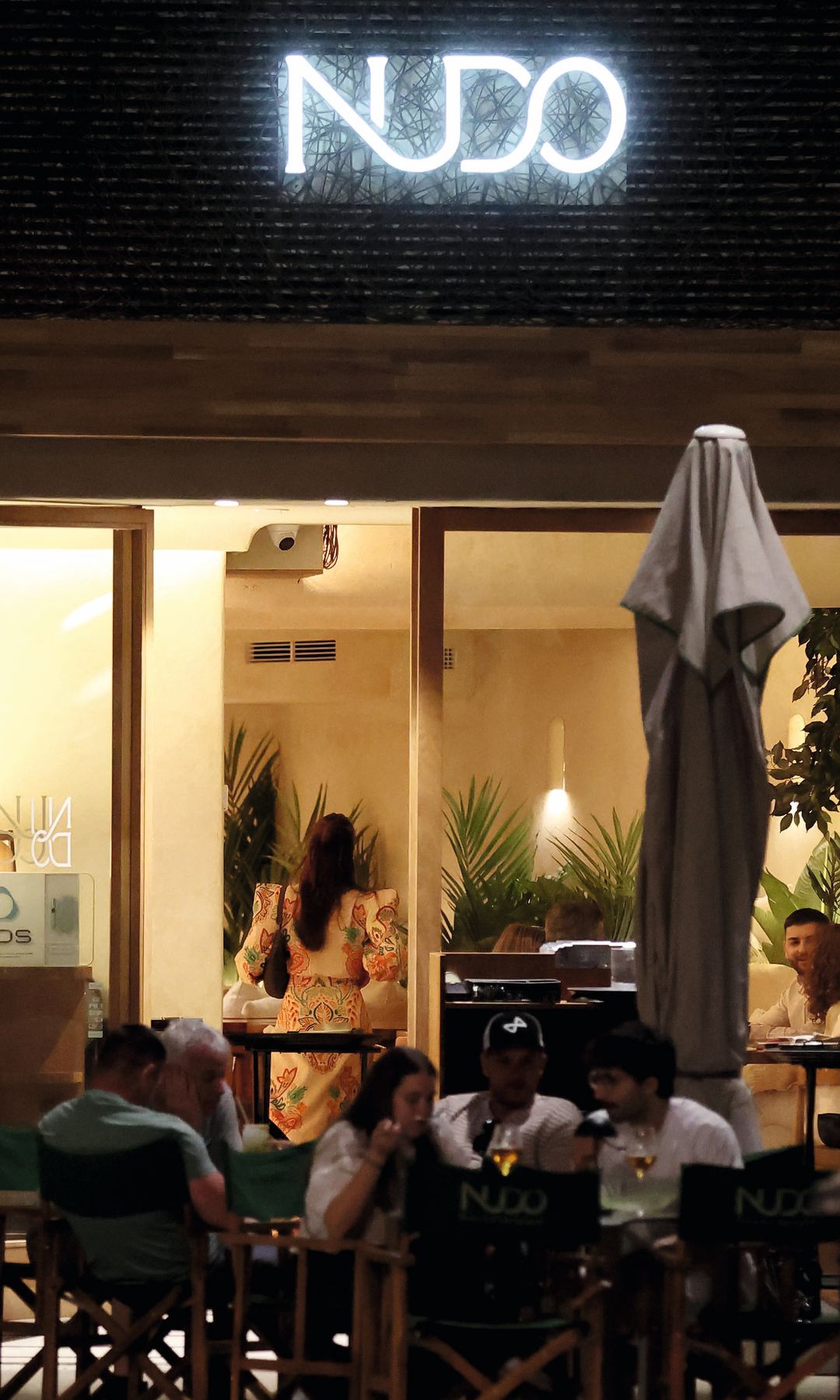 Tana junto a Roca Rey y unos amigos en el restaurante Nudo, de Sevilla de cita secreta
