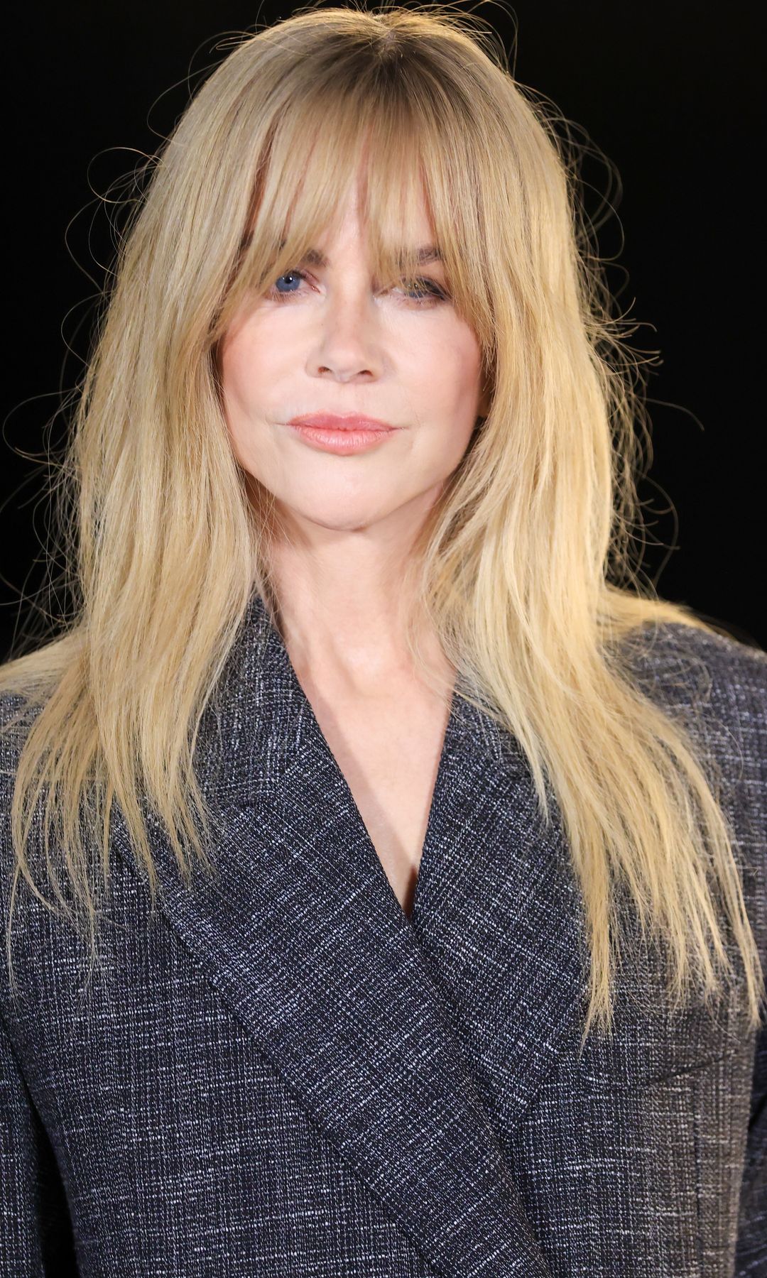 Nicole Kidman en el desfile de Chanel en París con flequillo y maxichaqueta