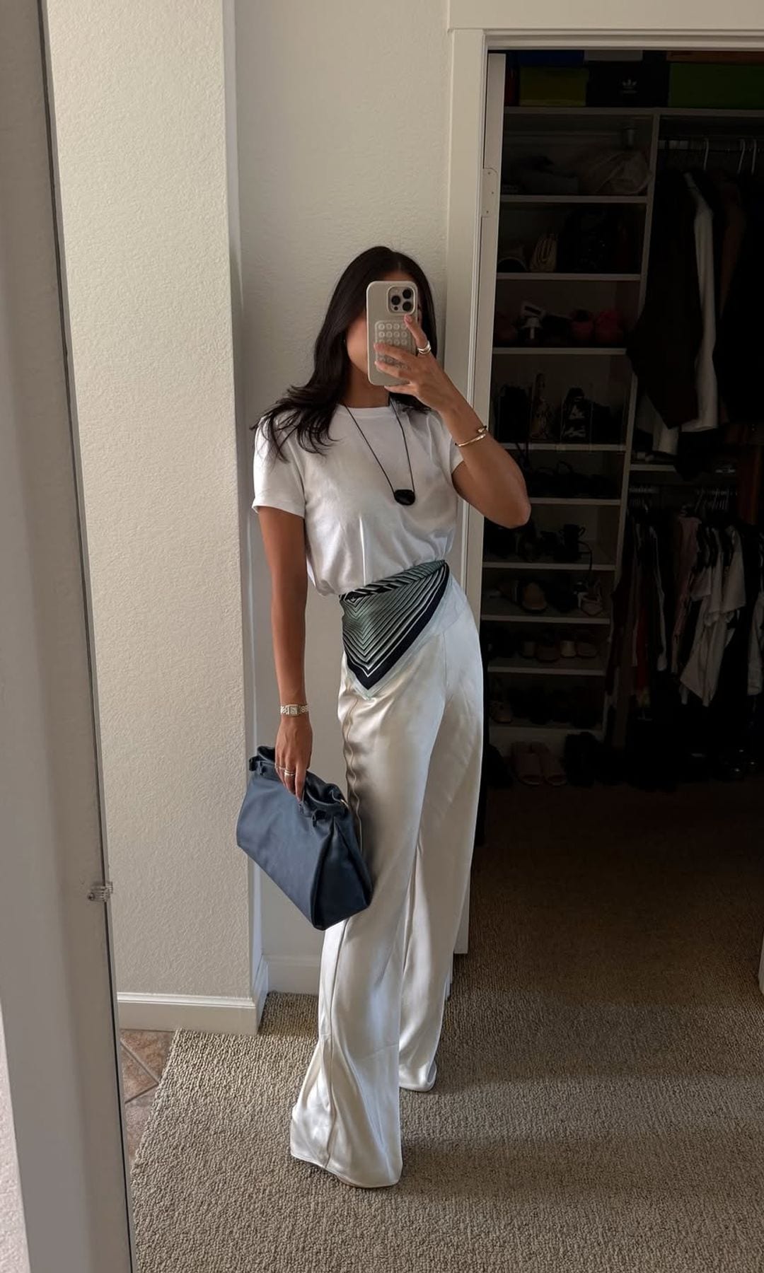 pañuelo en la cadera y look blanco