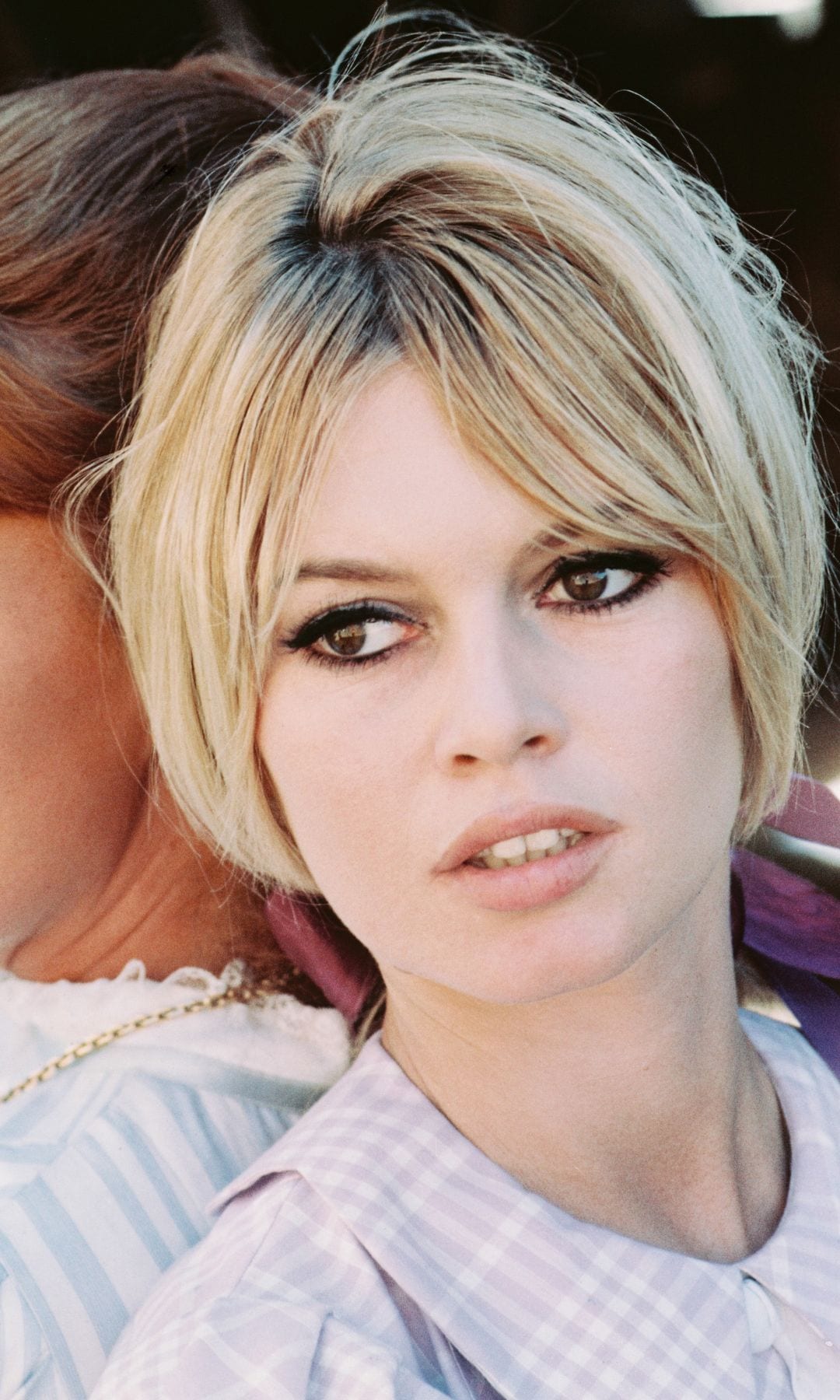 Jeanne Moreau y Brigitte Bardot en una promoción de la comedia '¡Viva María!' (1965)