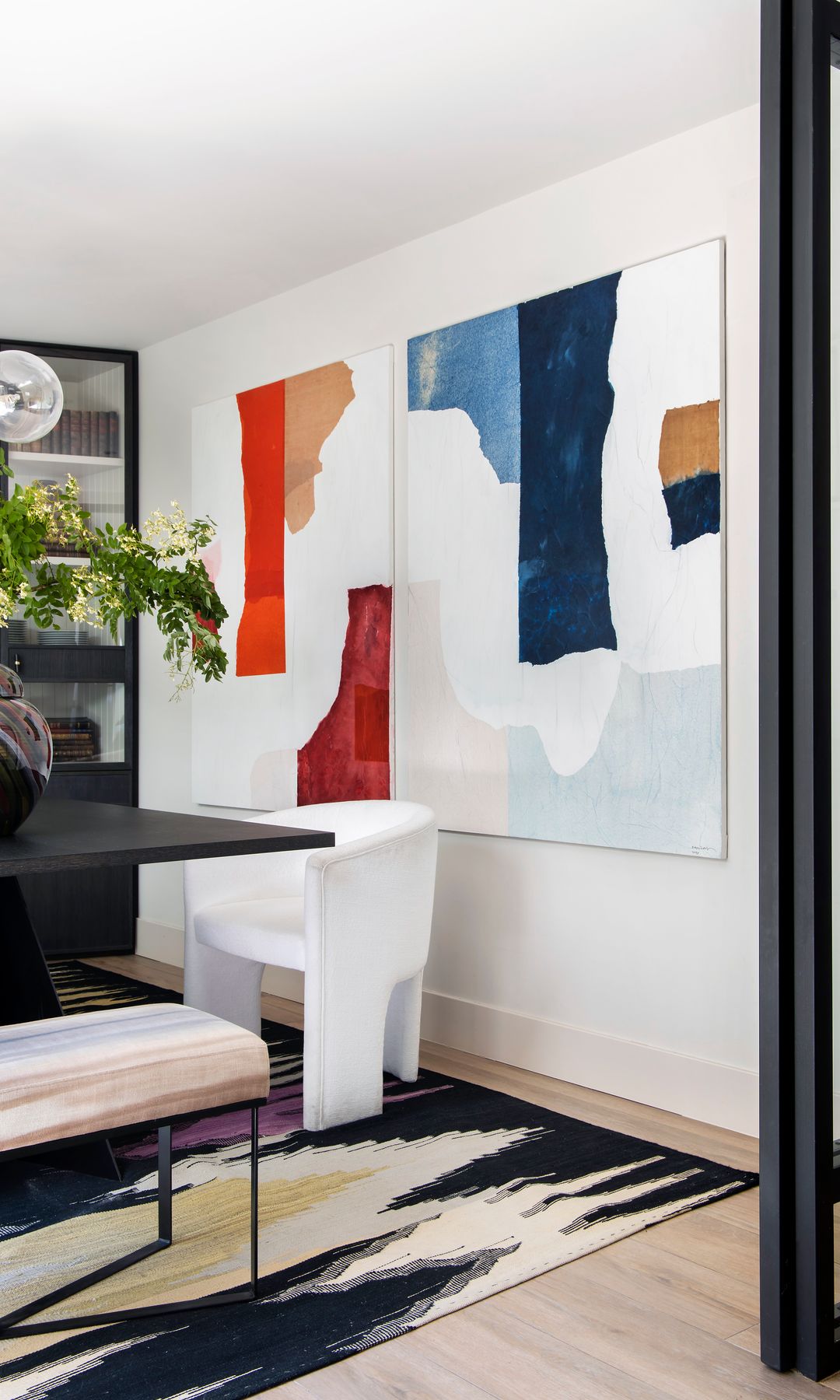 Comedor con gran obra de arte colorida en la pared, diseño de Rebuelta Domecq