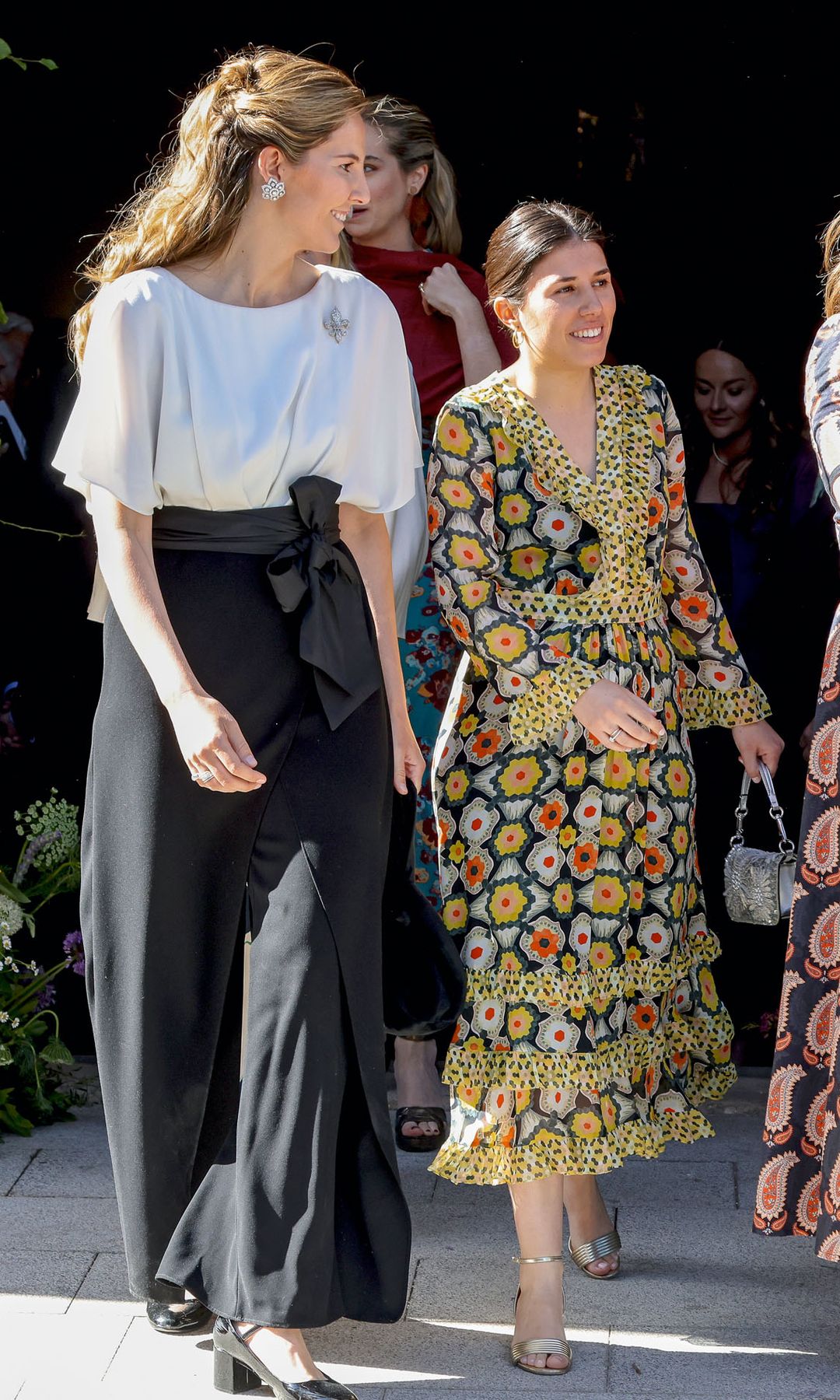 Teresa Urquijo con vestido estampado de invitada