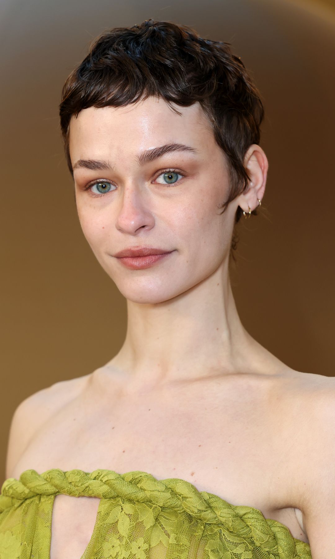  Mujer con pelo corto 