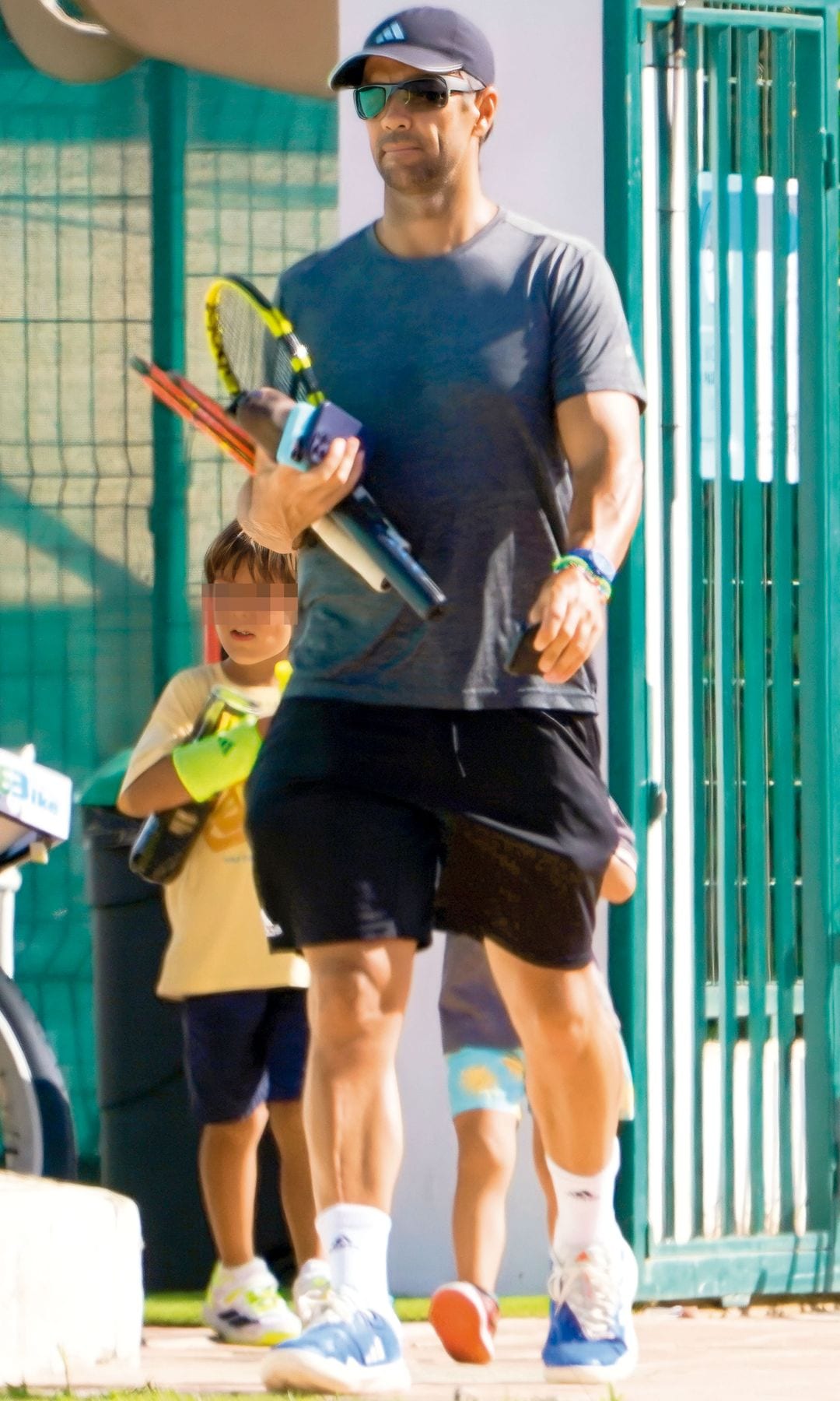 Fernando y su hijo mayor, dispuestos a jugar al tenis