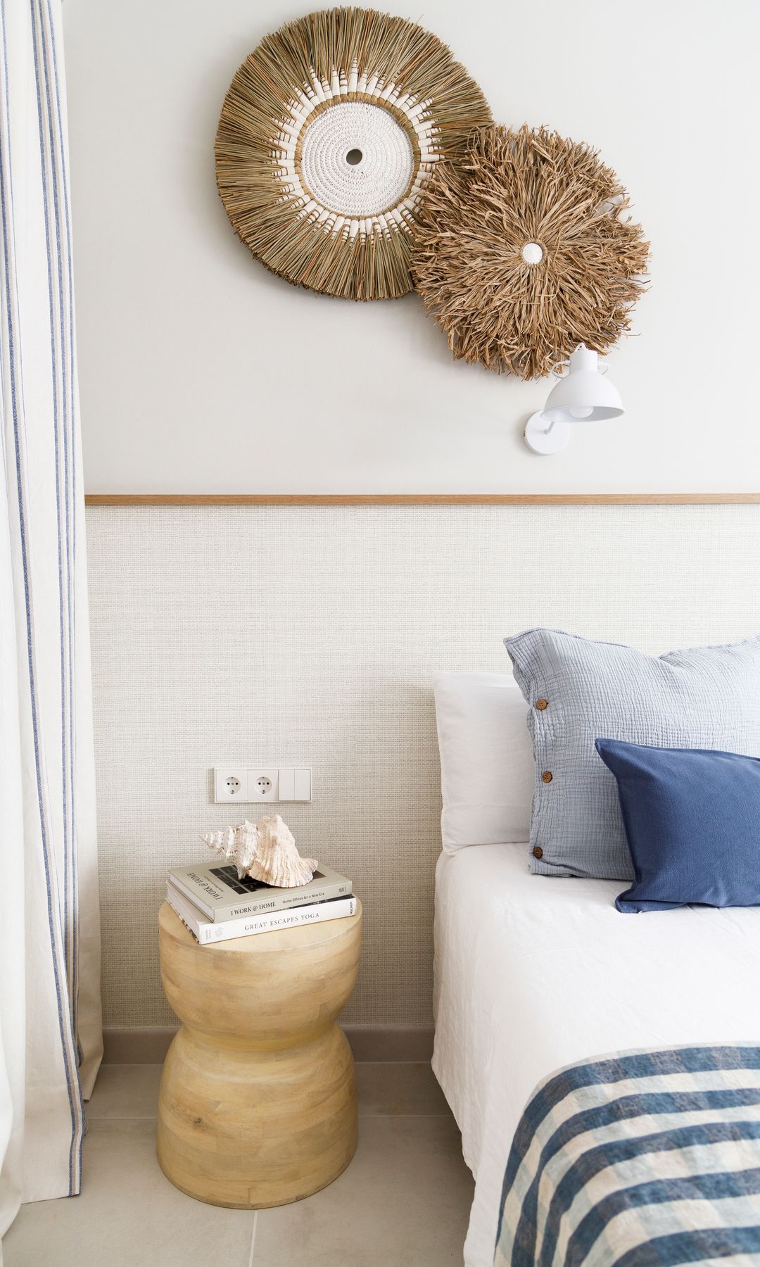 Detalle de decoración de estilo mediterráneo en el dormitorio