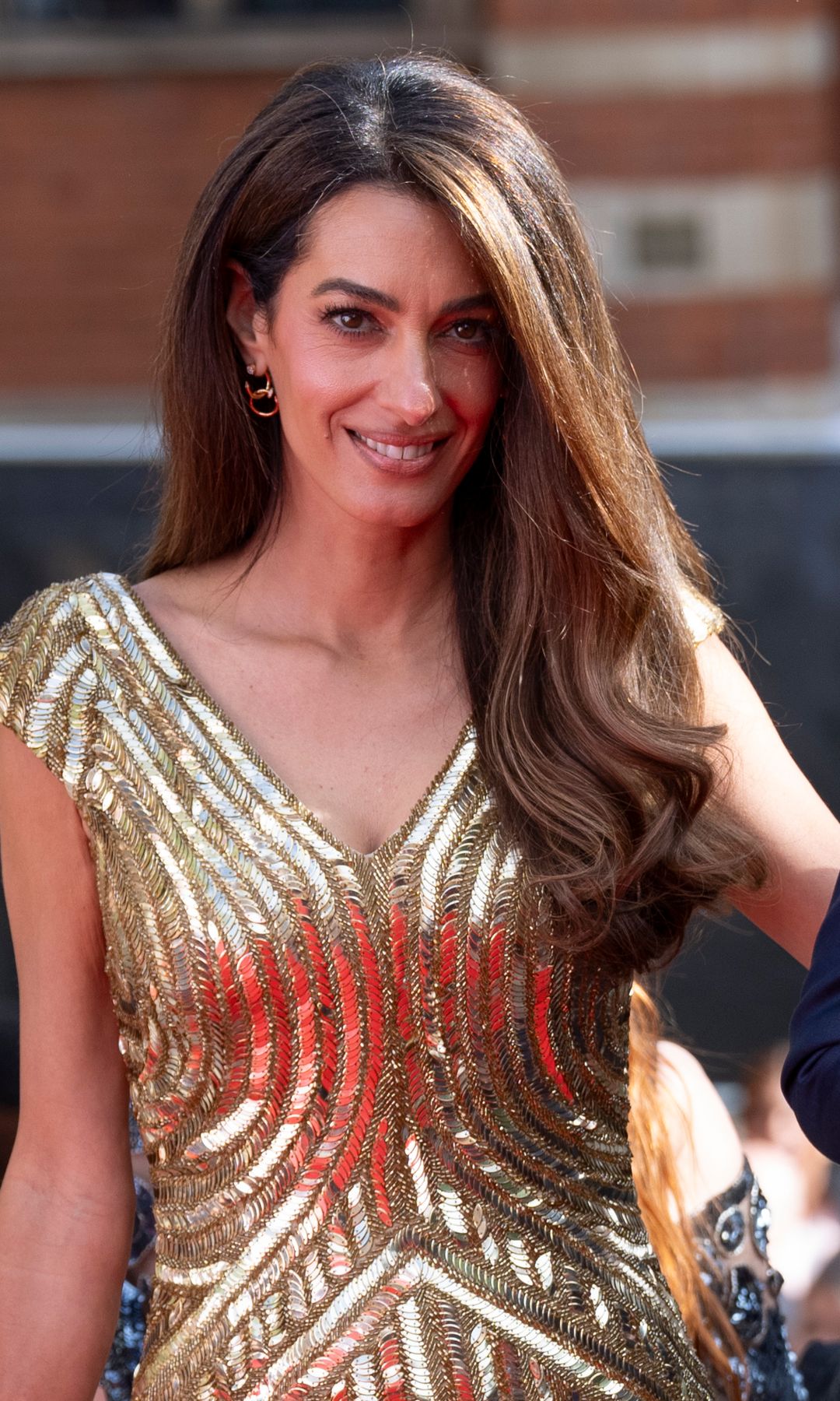 Amal Clooney conquista Londres con un vestidazo dorado que llevó Cameron Diaz hace 19 años