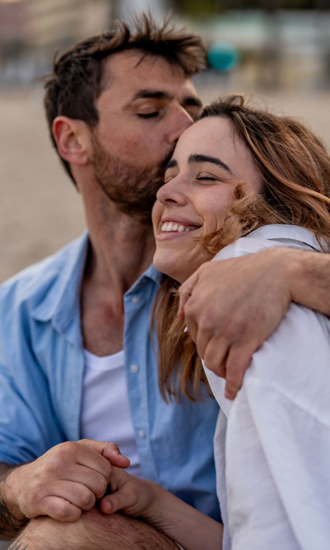 pareja beso playa