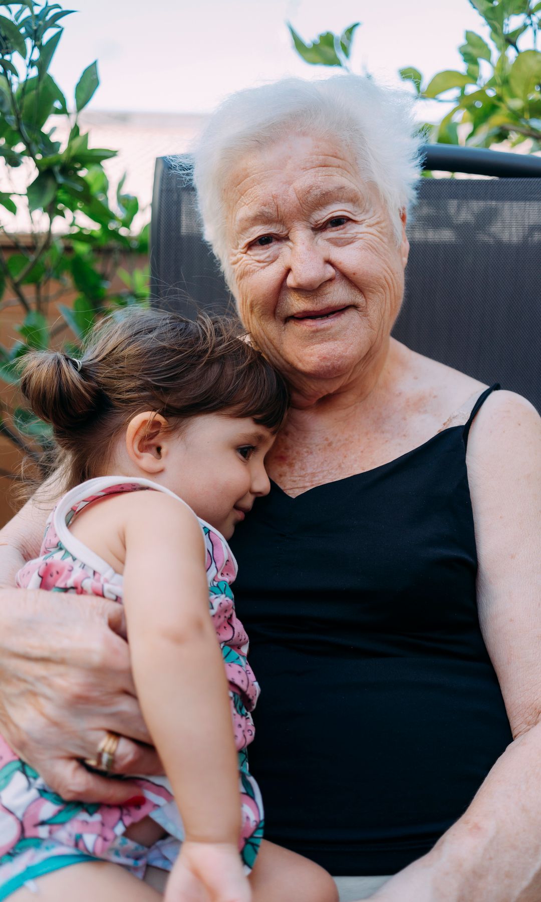 Abuela cuida de su nieta en verano