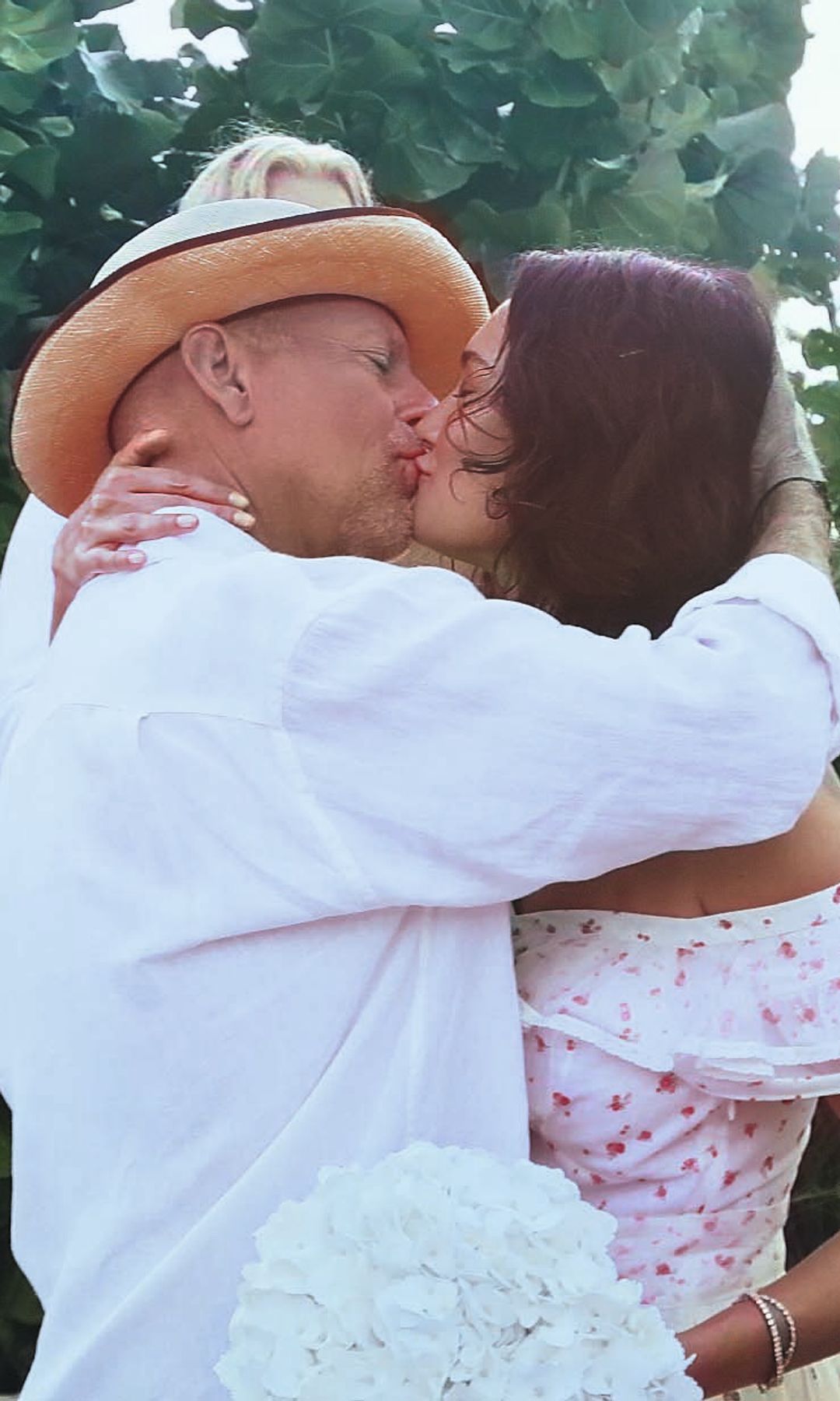 La pareja celebrando su décimo aniversario en el mismo idílico lugar.