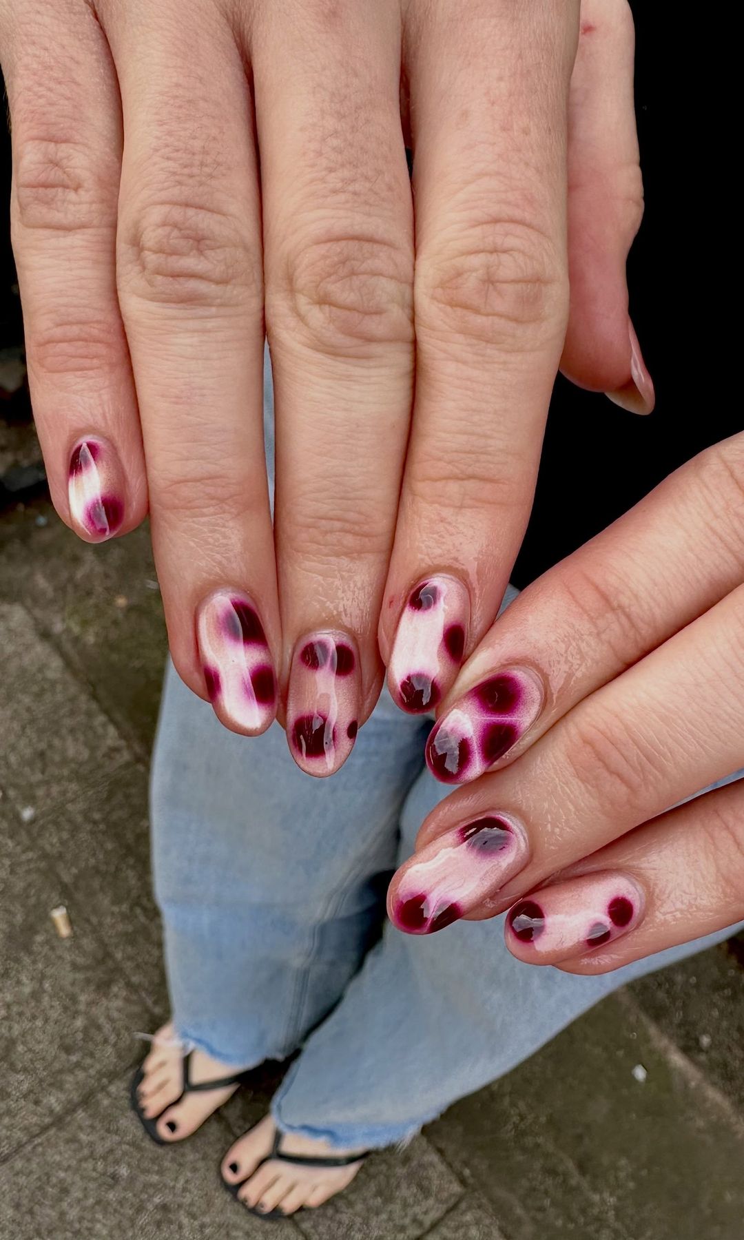 Manicura de manchas abstractas granates