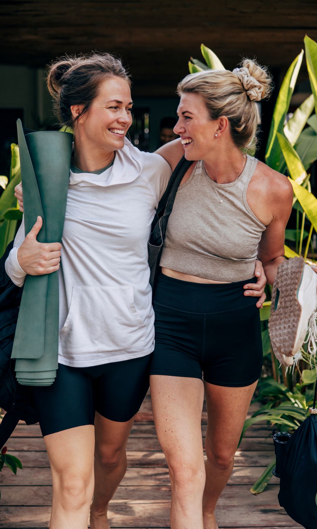 Dos amigas saliendo de yoga abrazándose