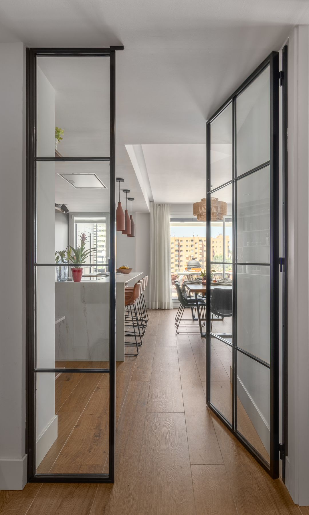 Puerta de paso de cristal con cuarterones negros 