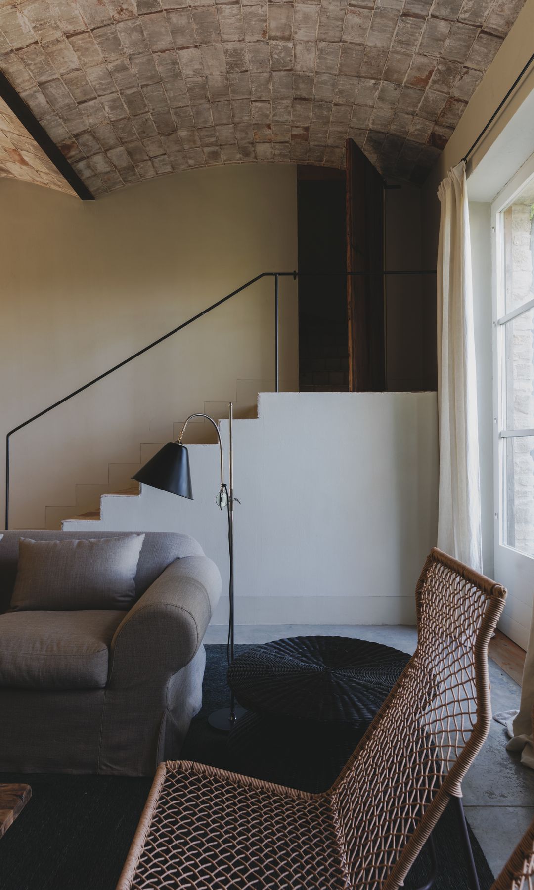 Rincón del salón con pequeña escalera