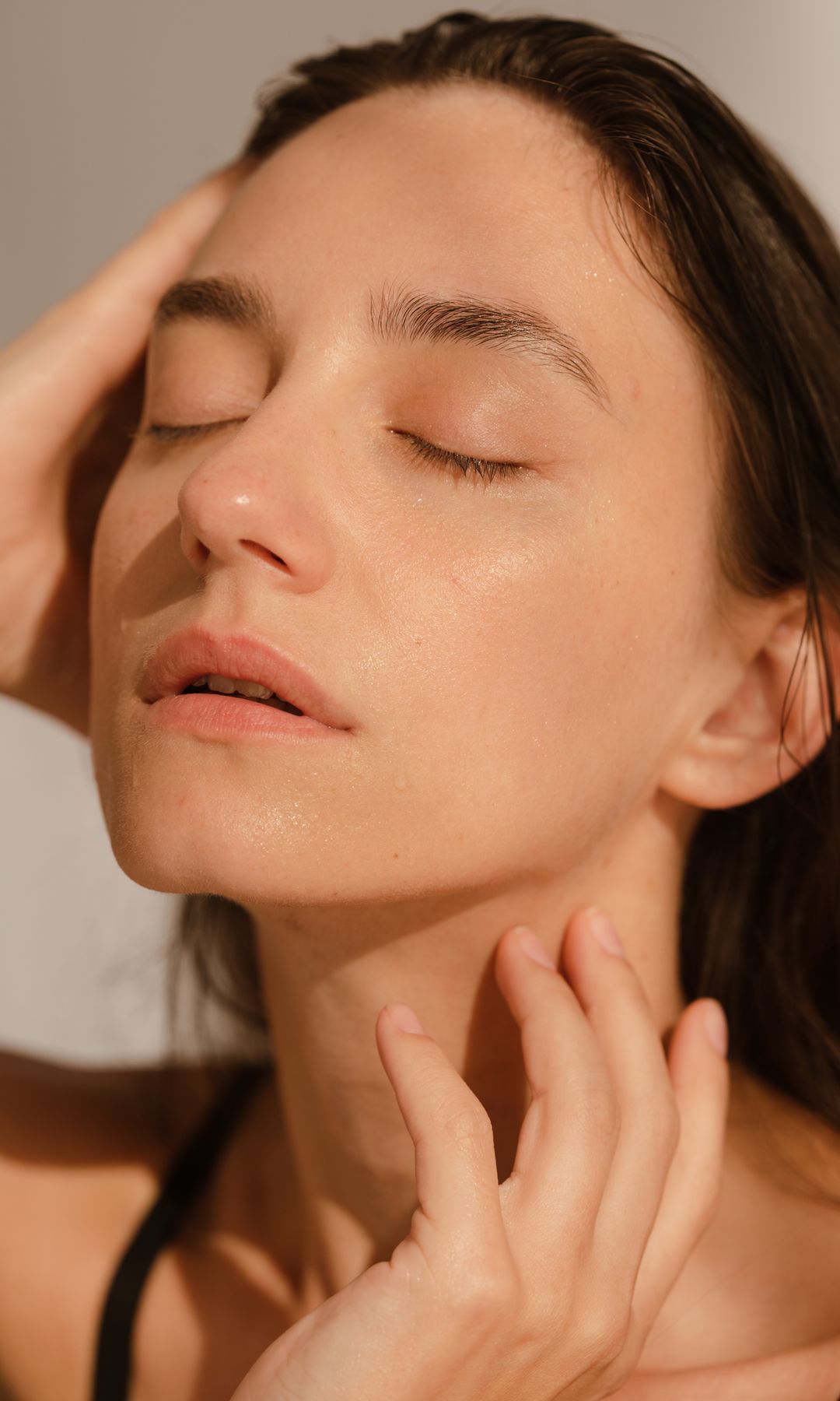 Mujer con rostro cuidado 