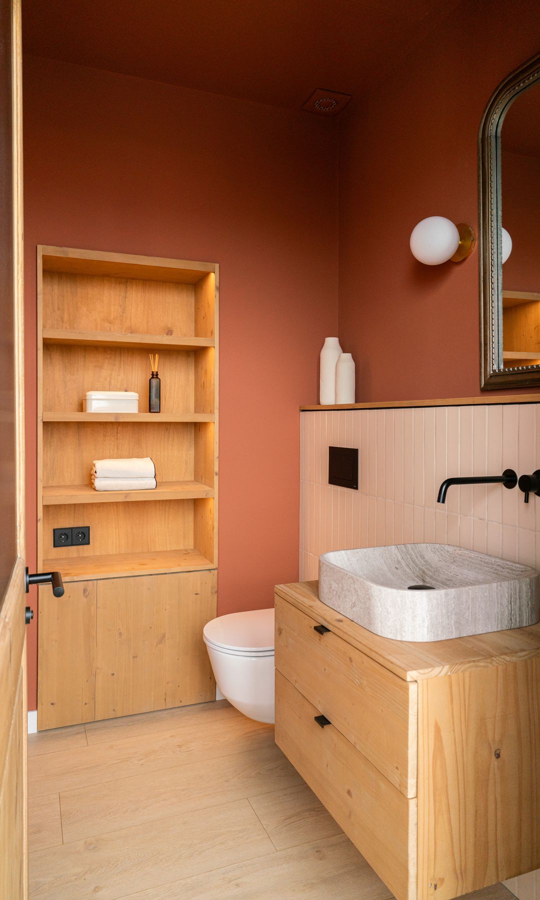 Baño pequeño con pared y techo pintados en el mismo color