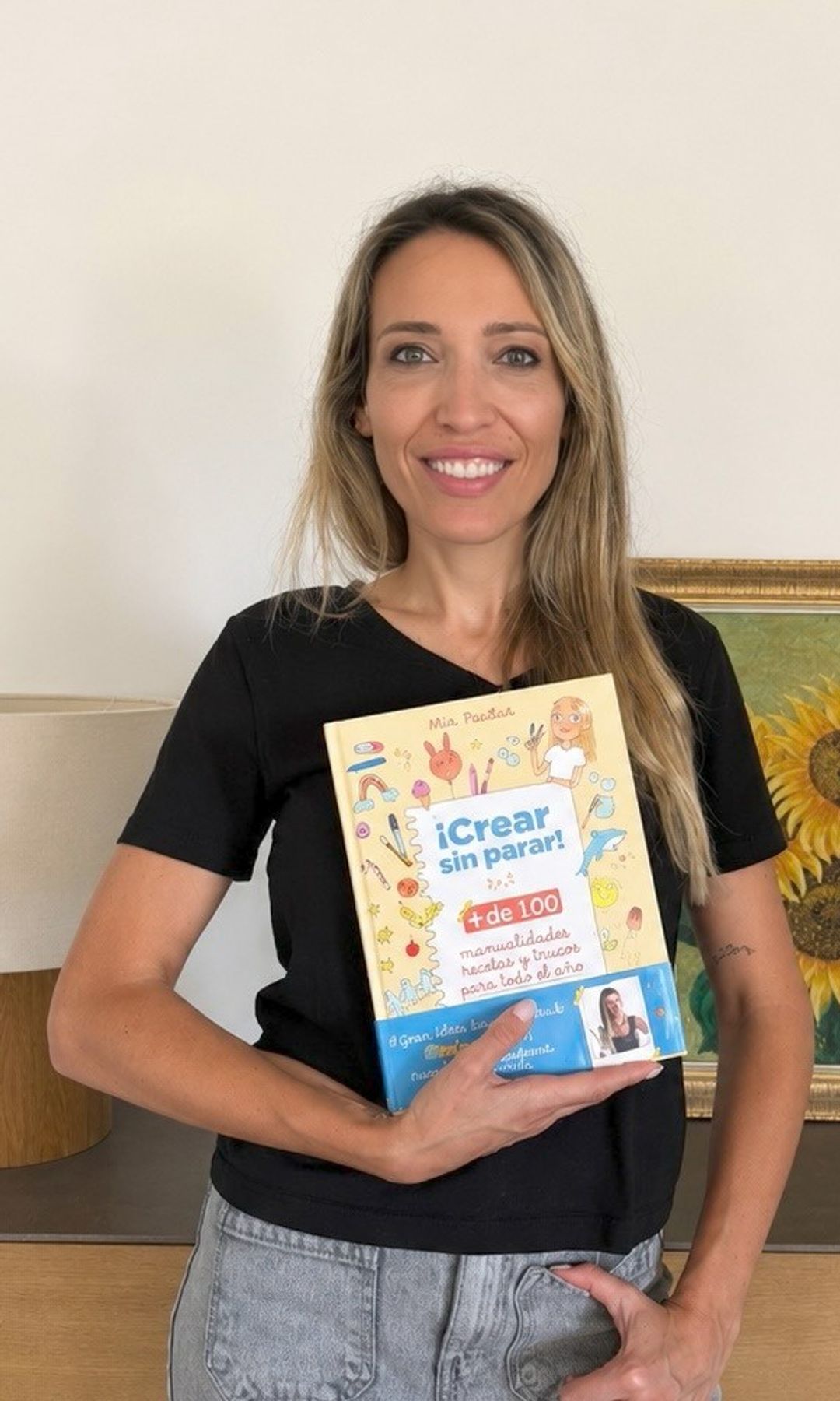 Miriam Prat, maestra y creadora de contenido, posa con su libro, Crear sin parar