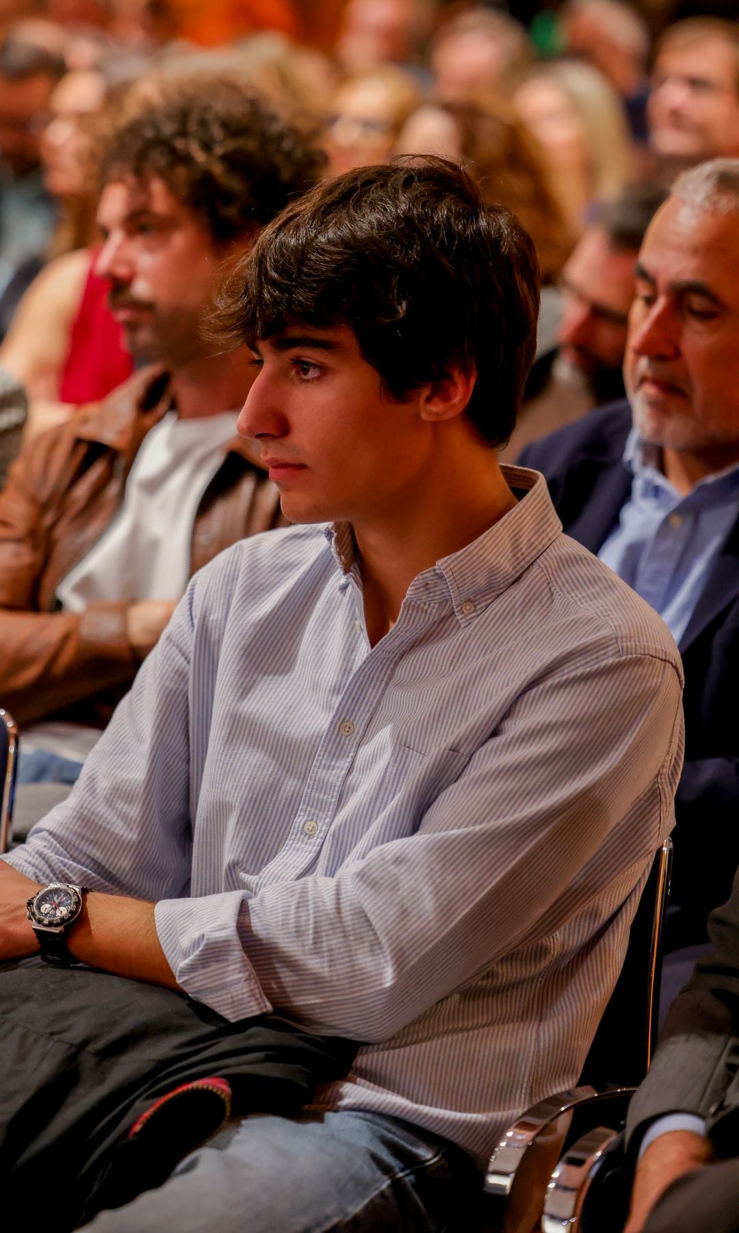 Pau, el hijo de Nuria Roca y Juan del Val, en la presentación de Vera, una historia de amor, la nueva novela de su padre. 4 de noviembre de 2025