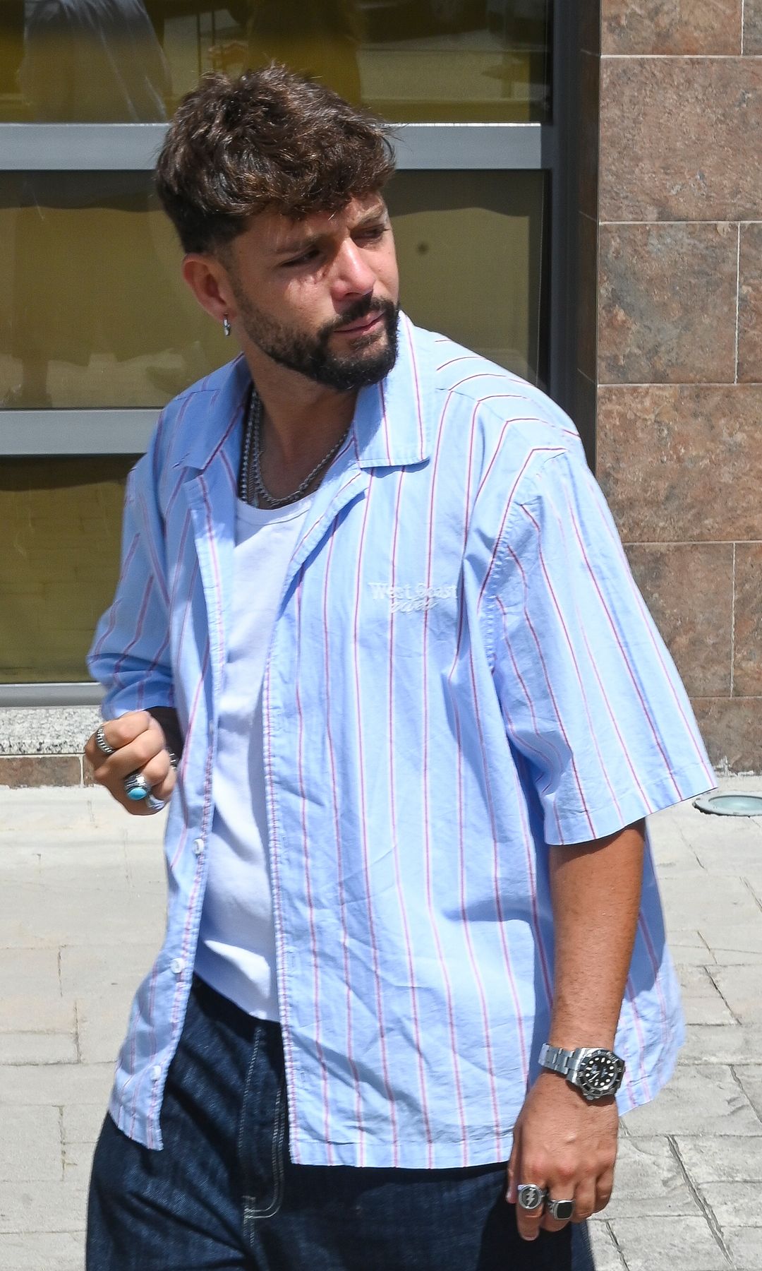 Álvaro García, novio de Gloria Camila, en el tanatorio de Michu en Arcos de la Frontera, Cádiz. 9 de julio de 2025