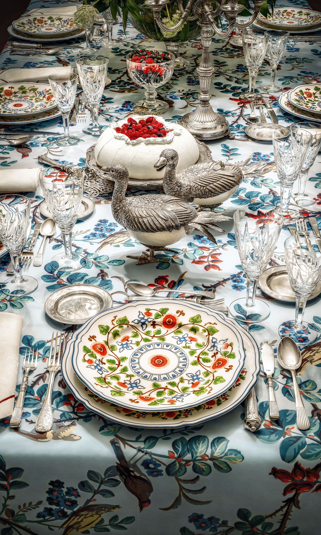 Los pájaros de plata son de Luiz Ferreira y en el aparador de porcelanas de Compañía de las Indias