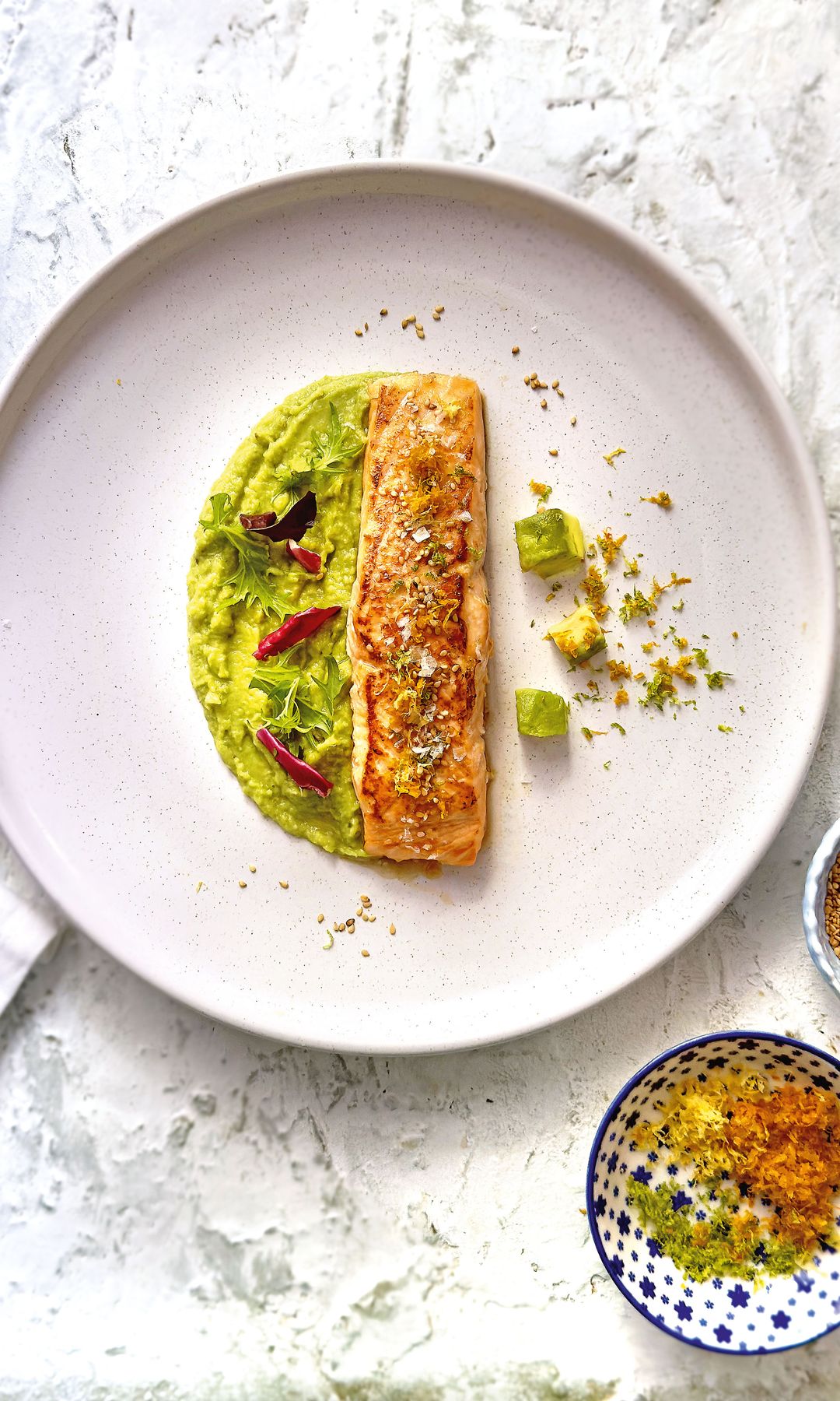 Salmón marinado con cítricos y crema de aguacate