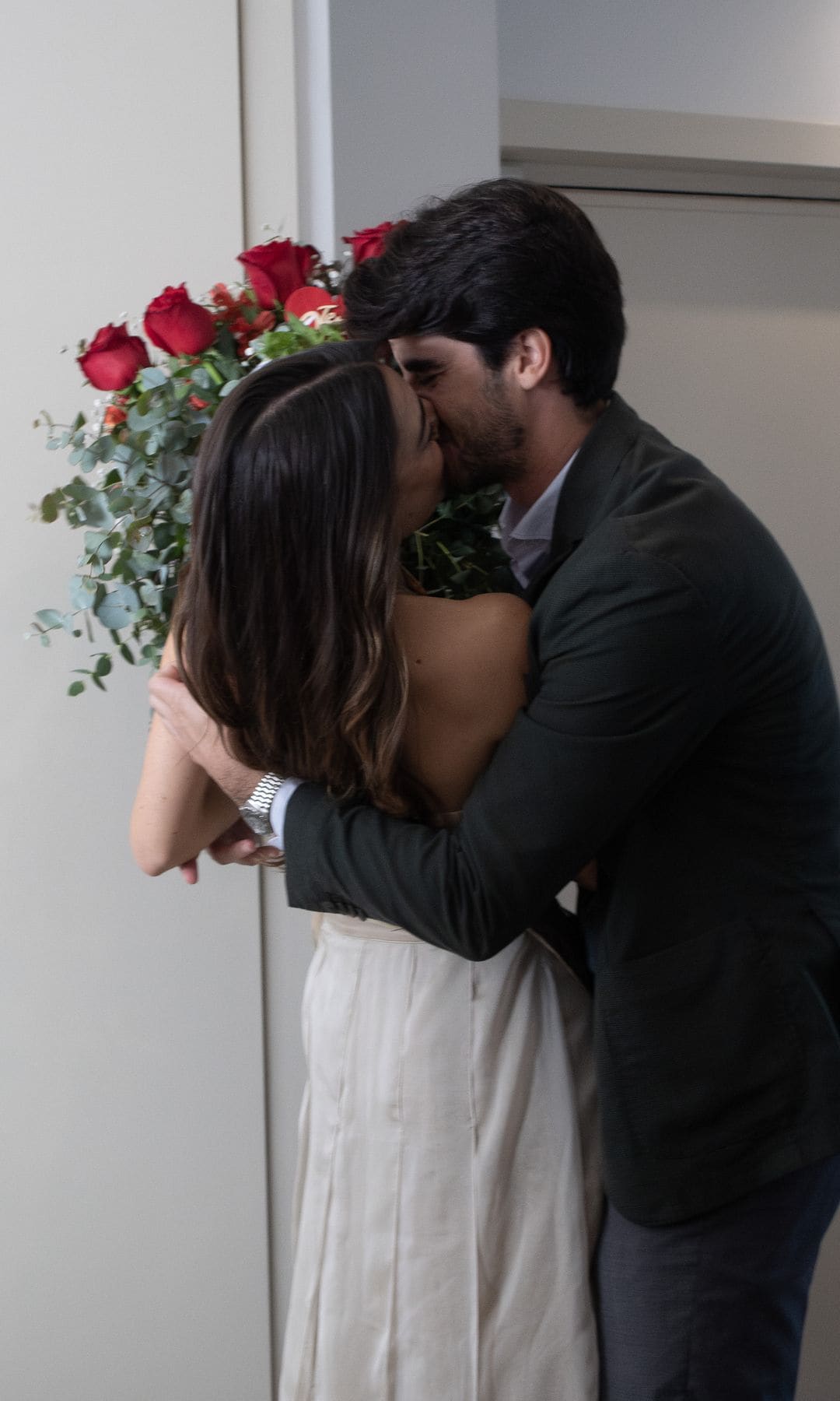 Claudia, besándose con su novio