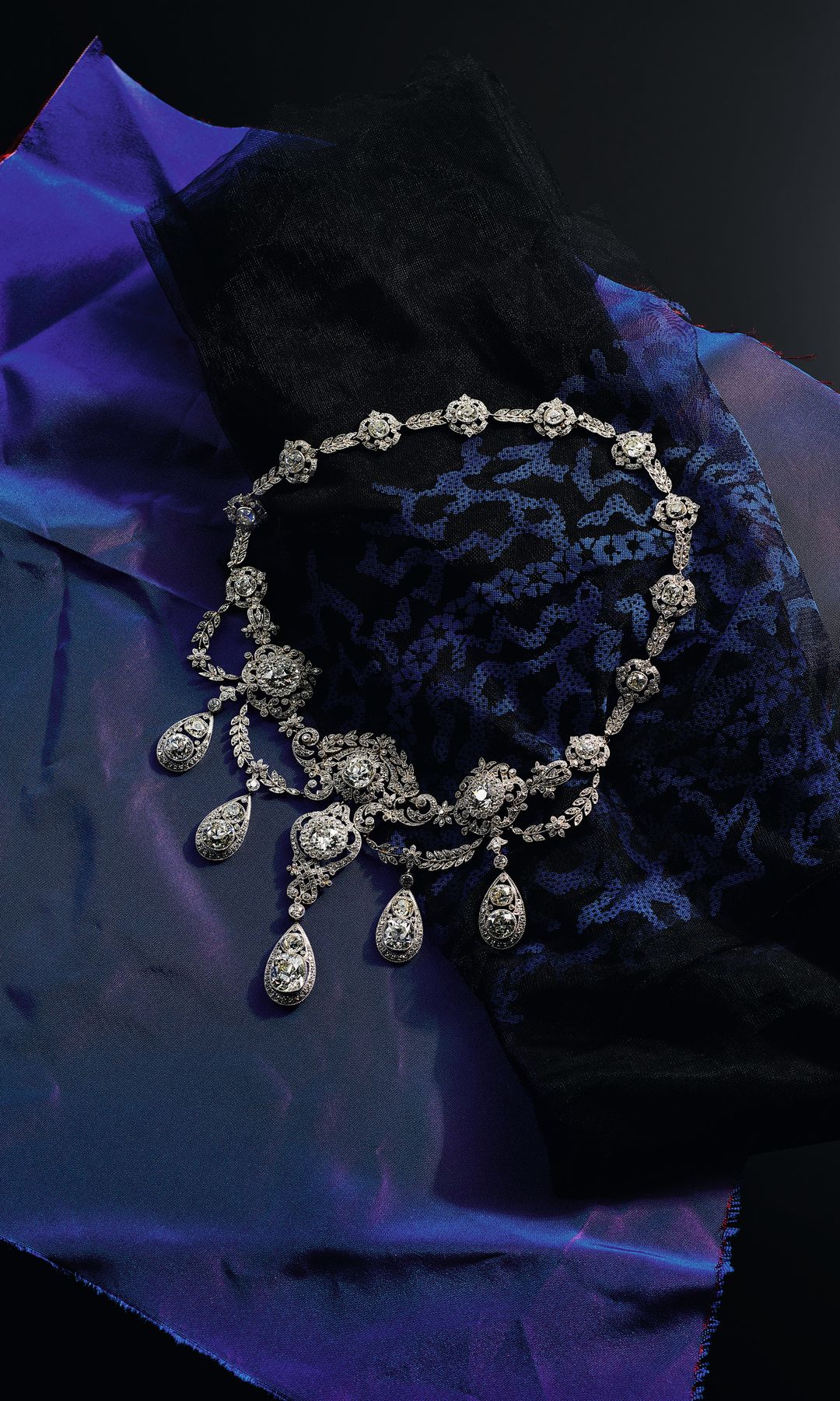 Vistazo a un collar de Tiffany & Co, parte del vestuario de la cinta
