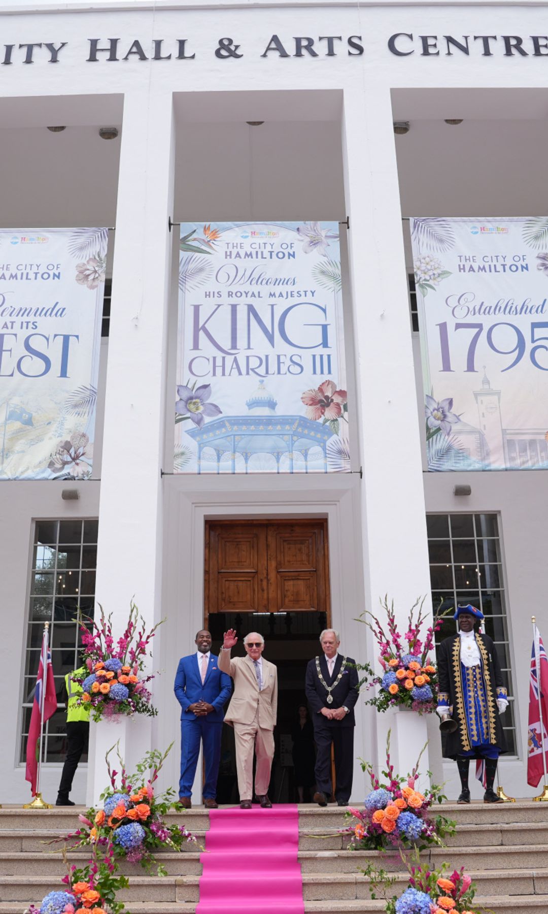 El rey Carlos III durante su visita al Ayuntamiento y al Centro de Artes de Hamilton
