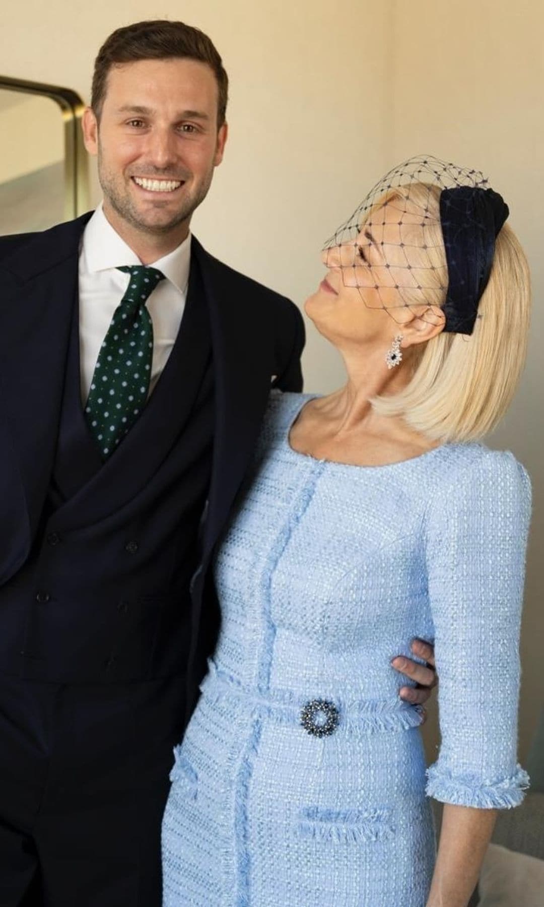 Madrinas de boda con looks en azul con tocado