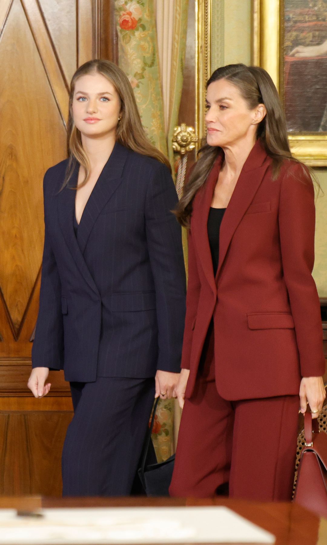 ¿Por qué la reina Letizia, Leonor y Sofía visten tanto de traje? Respondemos a la gran pregunta
