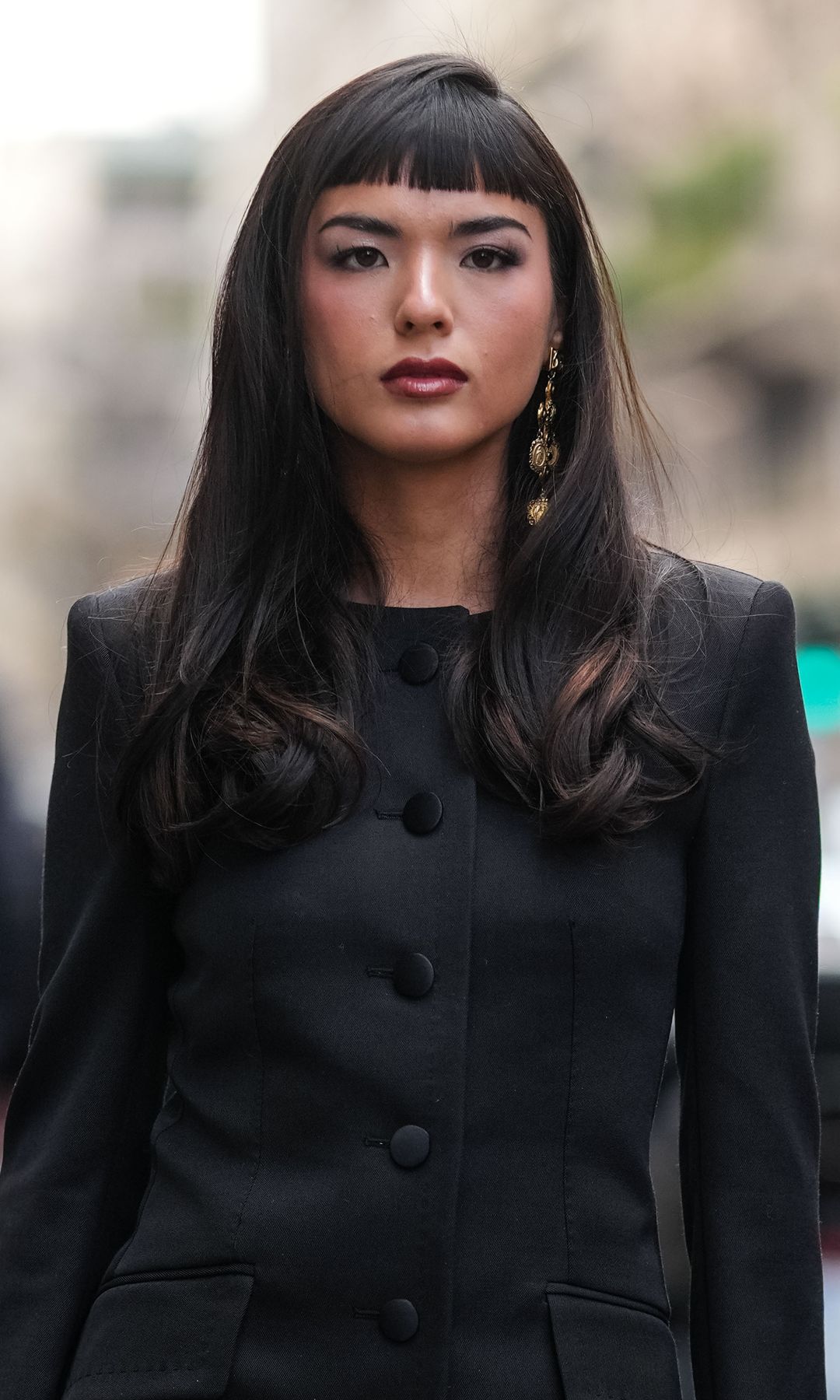 Mujer con flequillo corto