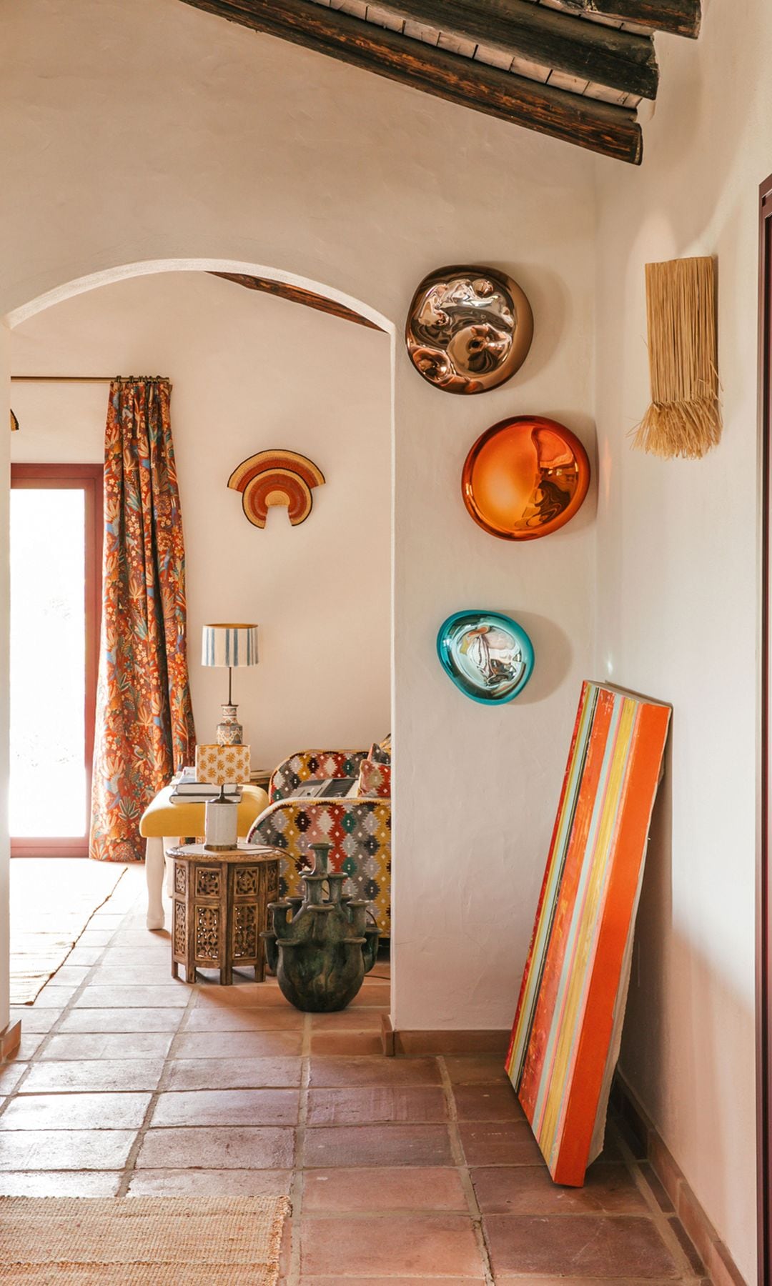 Otro rincón del hogar, con cortinas Thevenon. La tela del sofá es de Thevenon para Popus Edition y las lámparas de pared, de Market Set