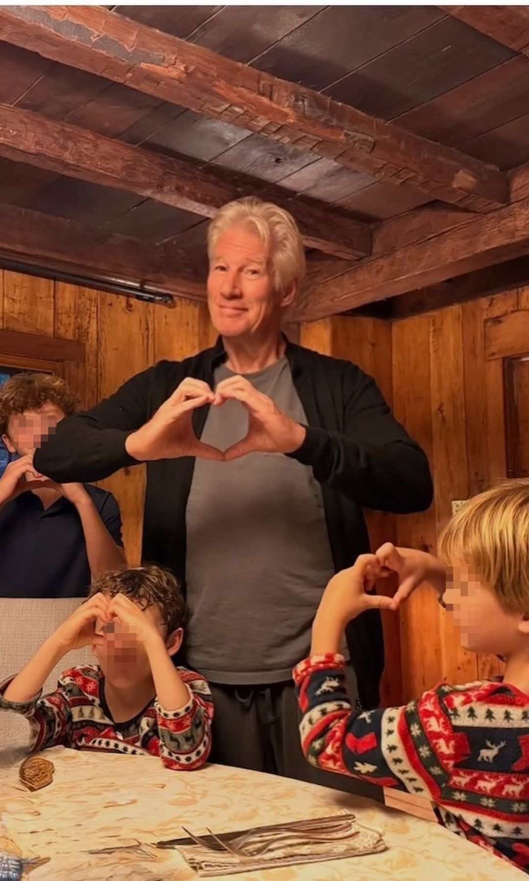 Richard Gere y los tres hijos de Alejandra dedicándole su amor en forma de corazón