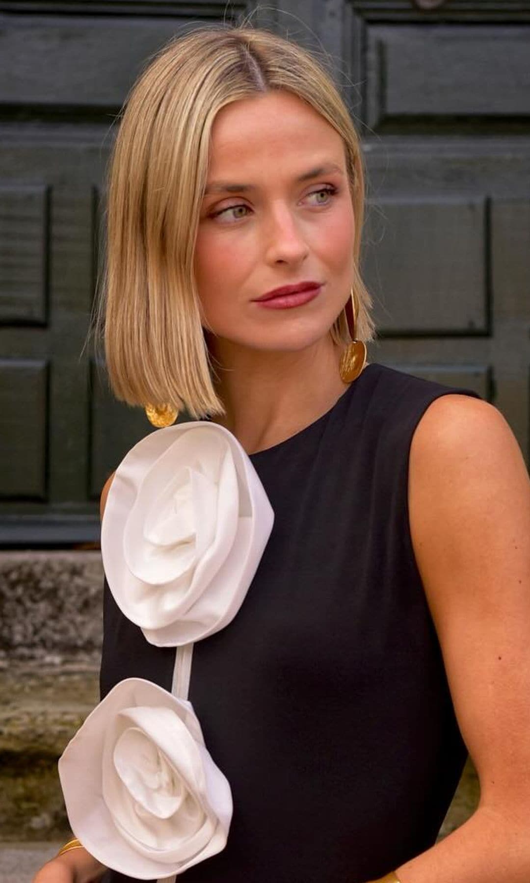 Mujer con cabello corto y liso