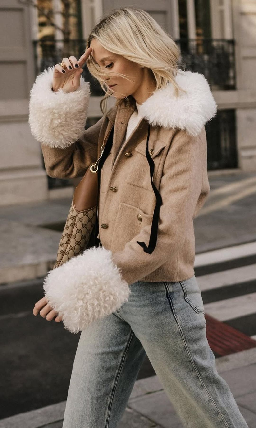 Daphne Cañizares con look de lluvia en Madrid