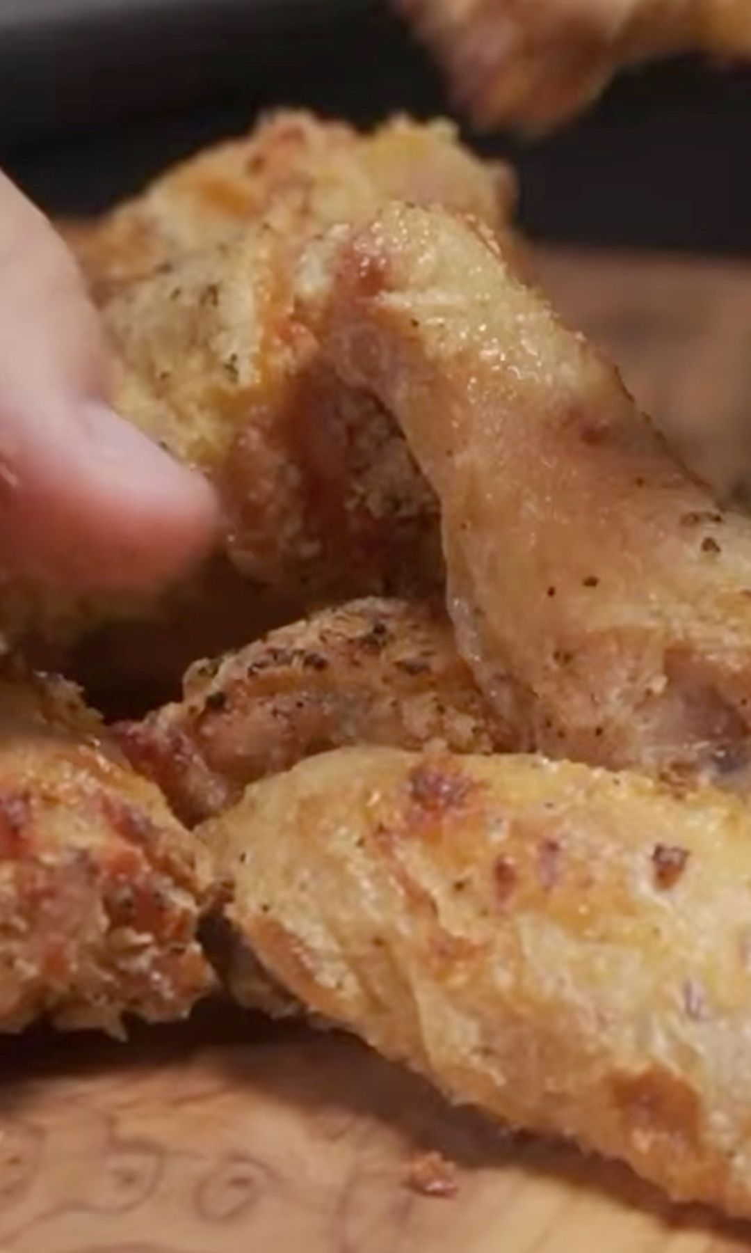 Alitas de pollo doradas y crujientes