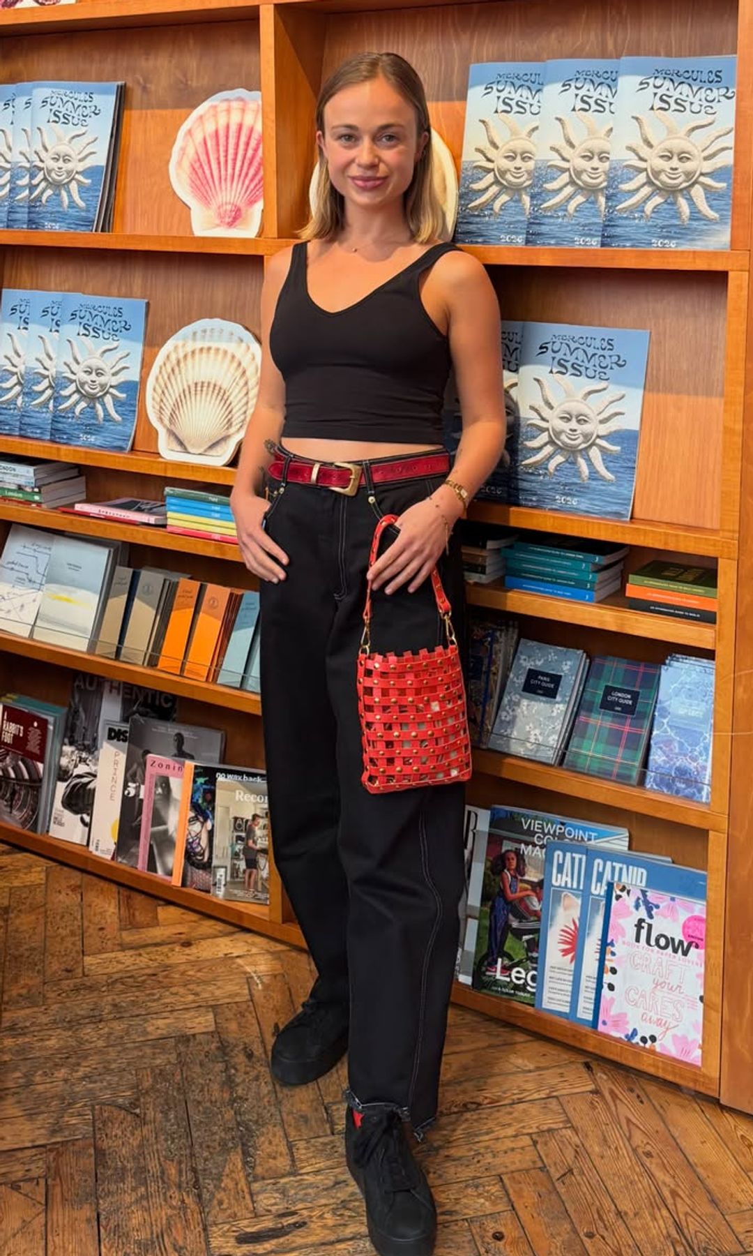 Lady Amelia Windsor suma un nuevo bolso de piel a su extensa colección de moda 'made in Spain'