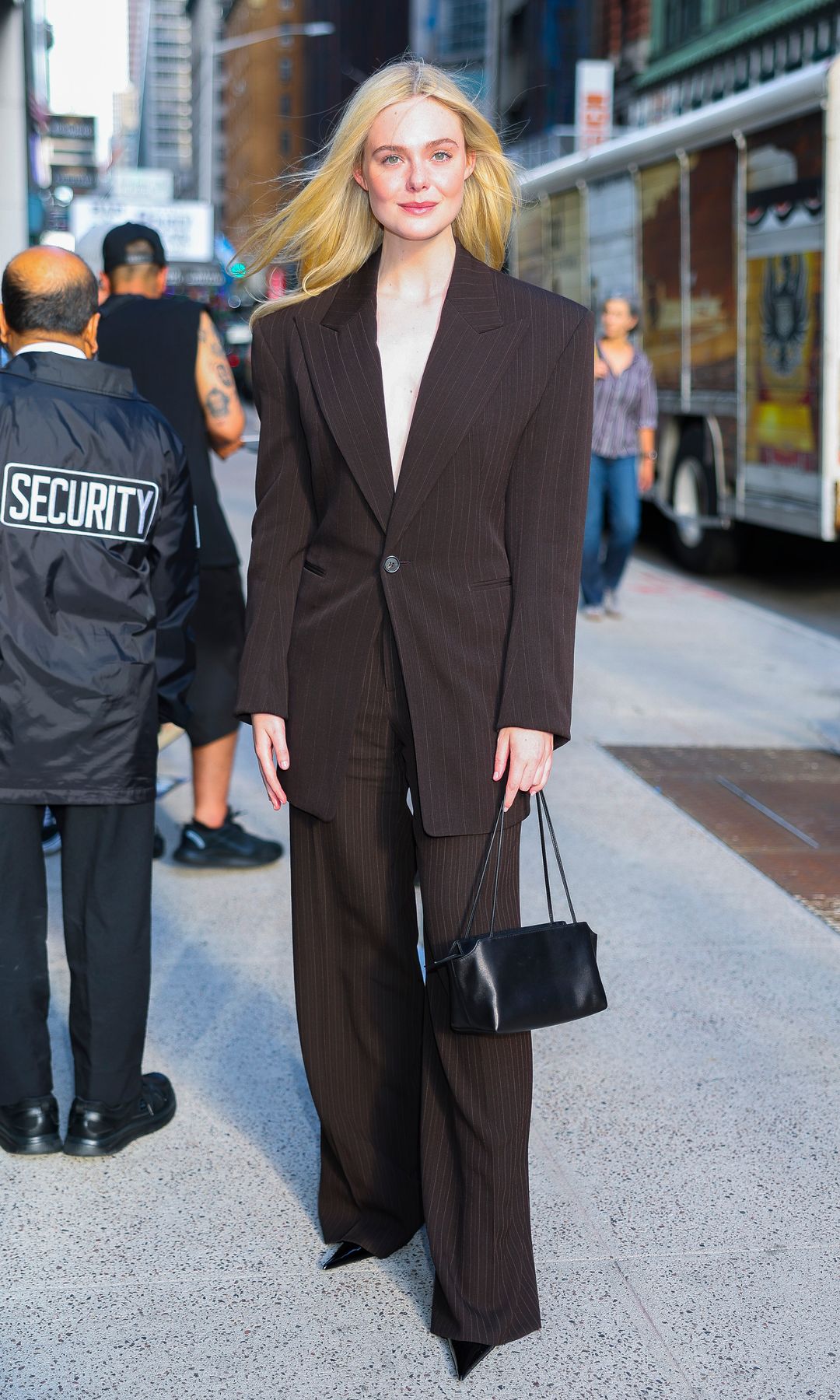 Elle Faning lució un powersuit previo a su aparición en el show.