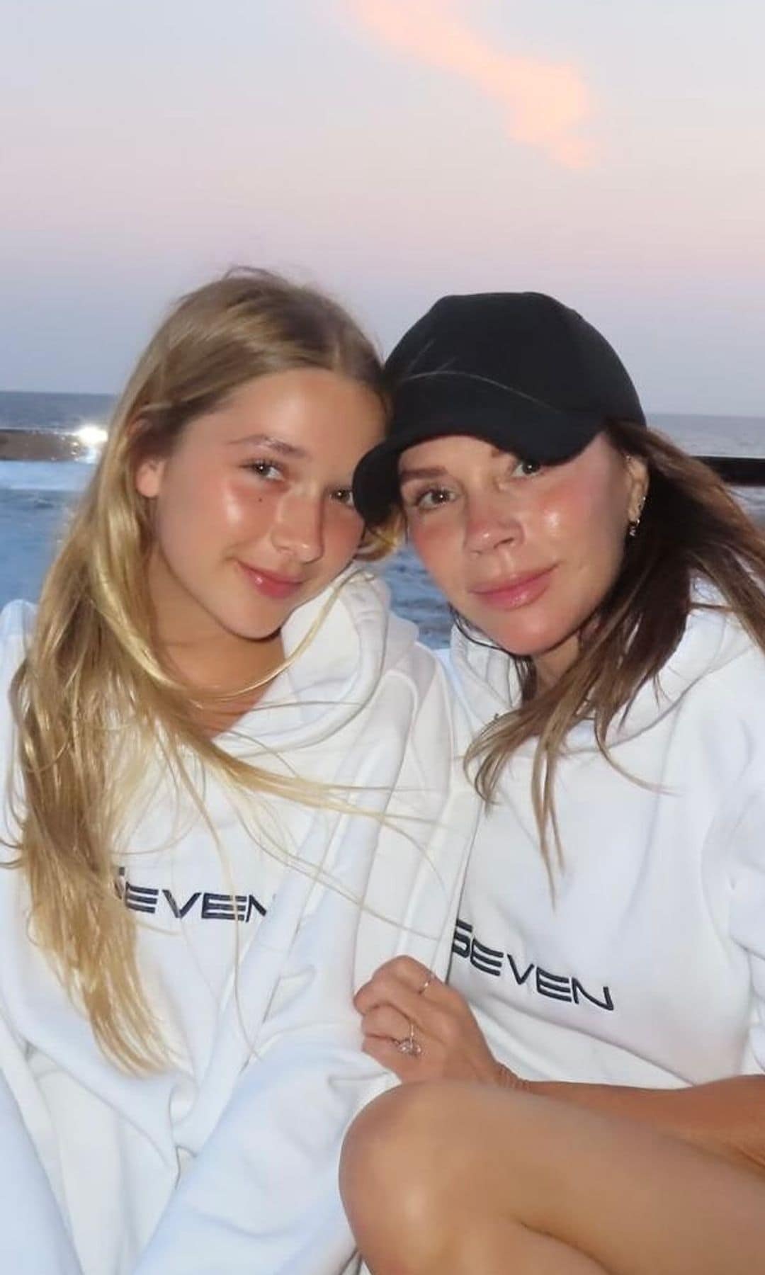 Harper Beckham, cada vez más parecida a Victoria: en un lujoso yate y con sudaderas a juego que mandan un mensaje de unión