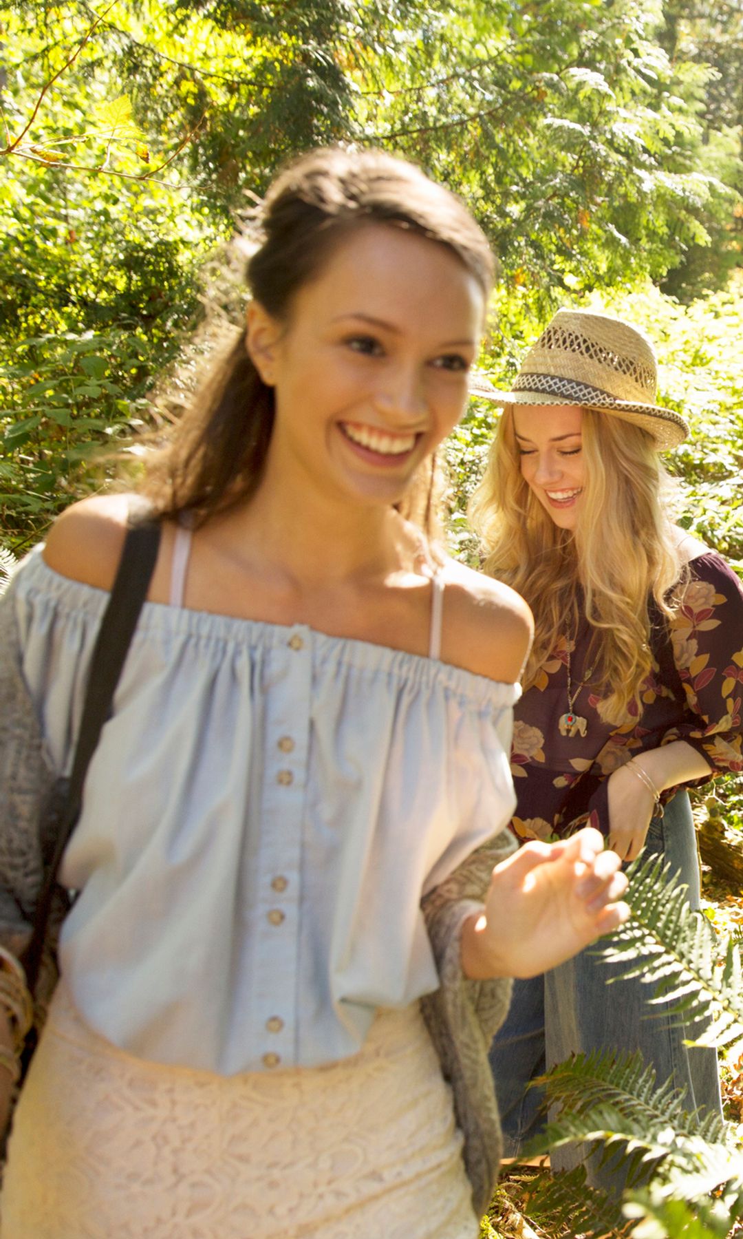 Mujeres caminando por un bosque