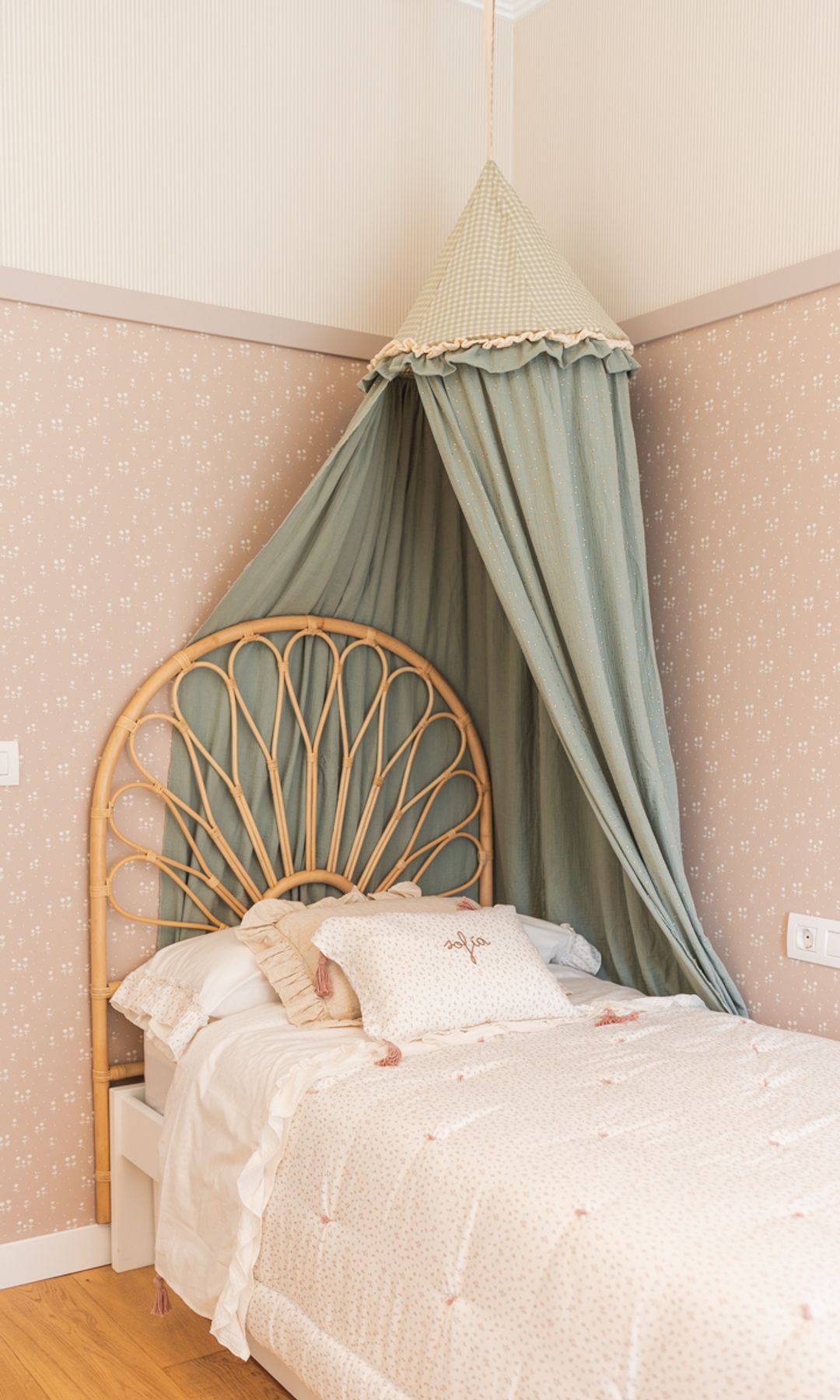 Zona de la cama en dormitorio infantil