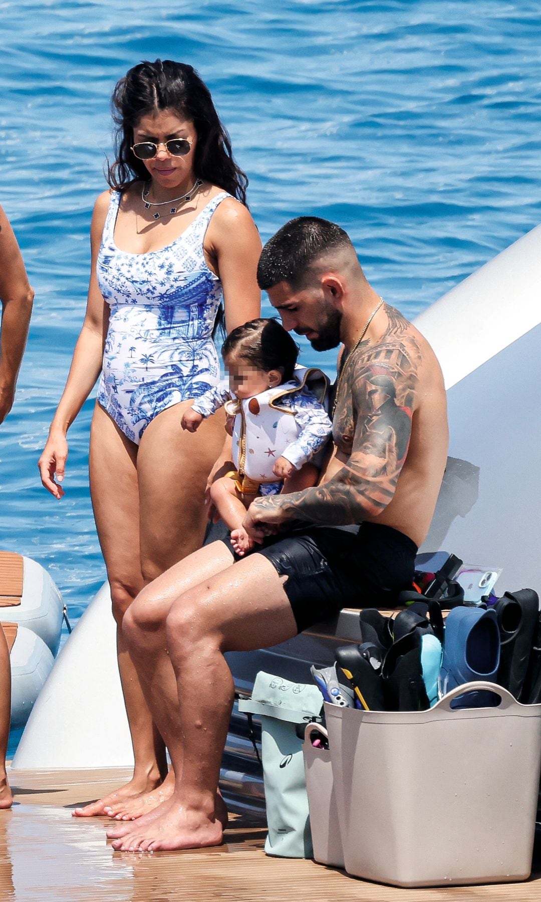 ILIA TOPURIA VACACIONES FAMILIARES, EN IBIZA, CON LAS MUJERES DE SU VIDA, TRAS VOLVER A HACER HISTORIA EN LAS ARTES MARCIALES