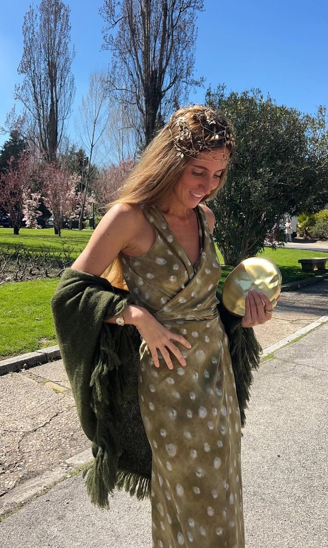 La influencer Elisa Serrano con un look de invitada
