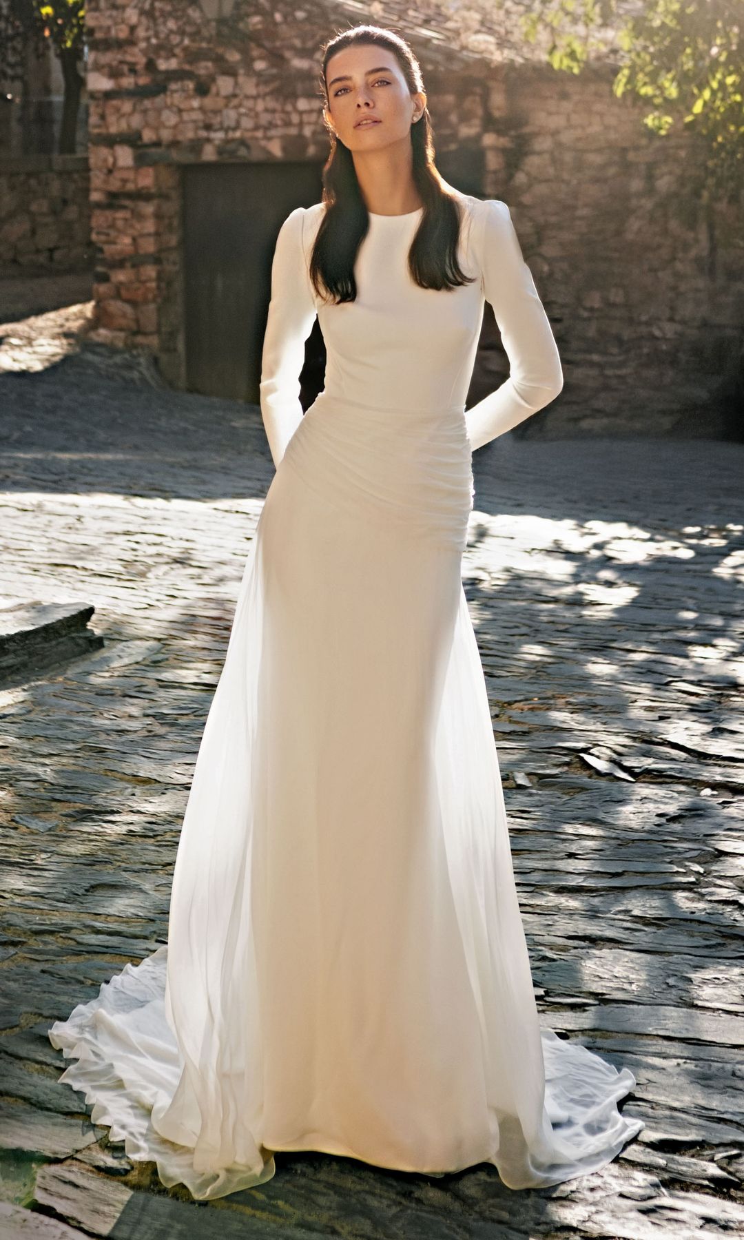 Escultural: En un escenario de ensueño, la modelo posa con vestido de novia Rocío, en crepé bielástico con gasa de seda, drapeado y espalda con abertura