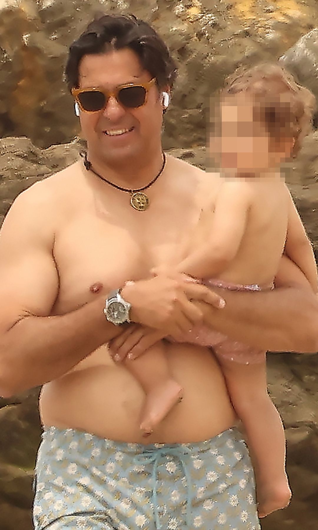 Francisco Rivera con su hijo en brazos