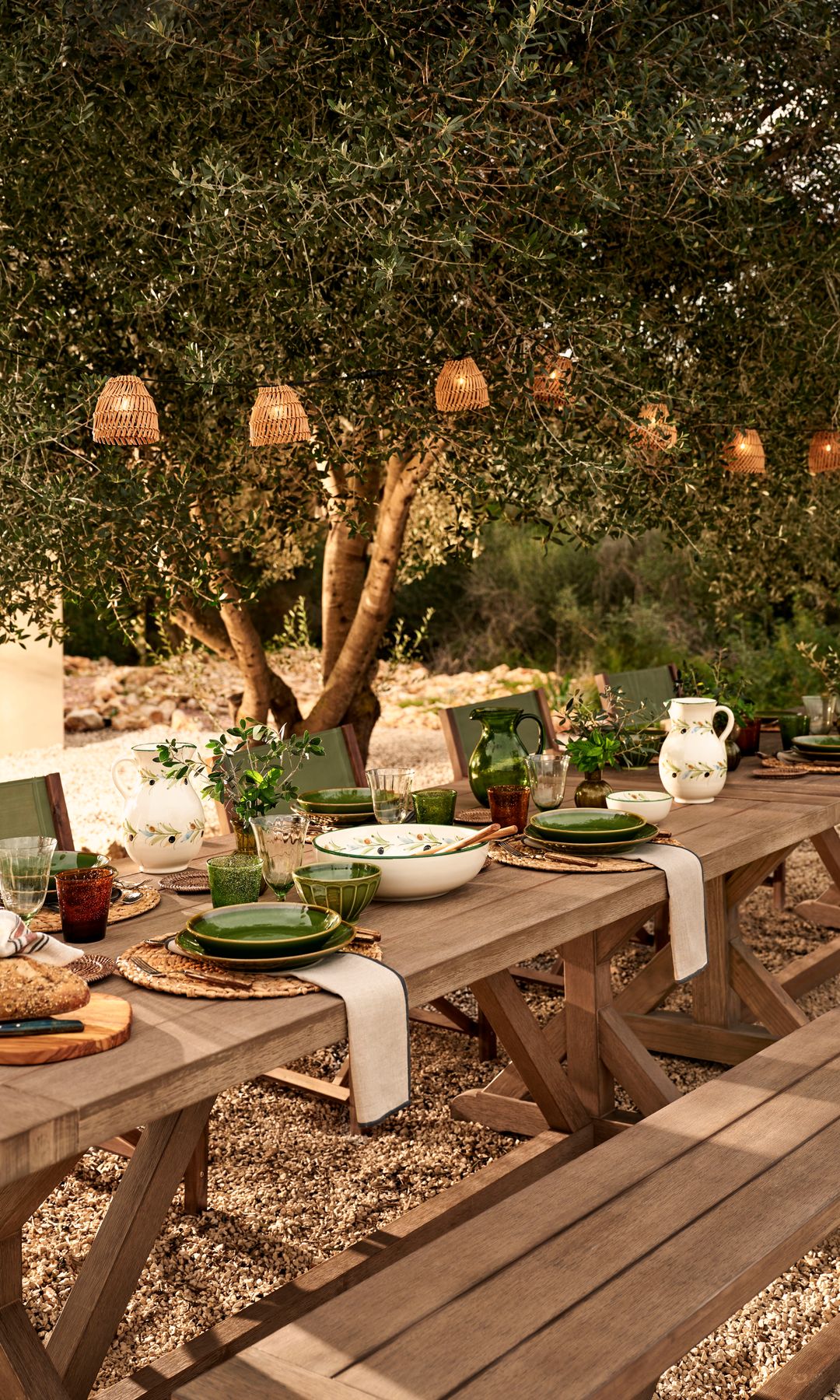 Mesa de primavera en el jardín