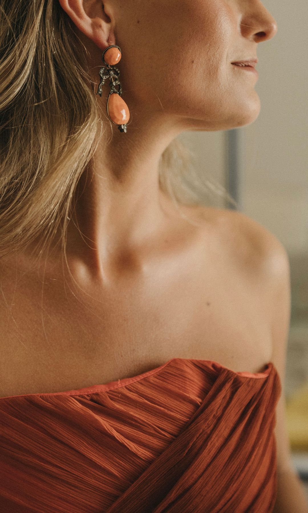 Pía, la invitada viral con vestido teja y pendientes de su abuela