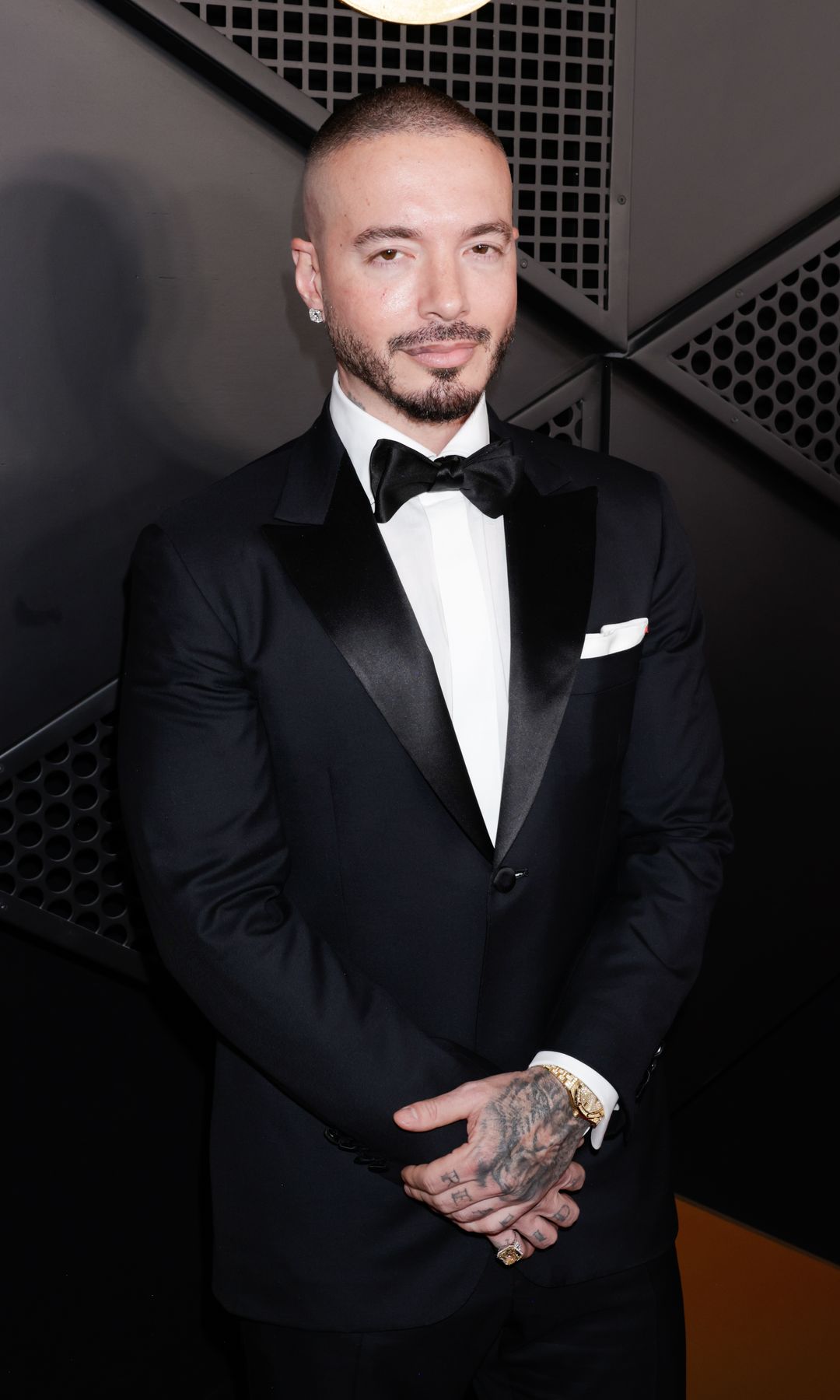 J Balvin es uno de los latinos nominados esta noche.